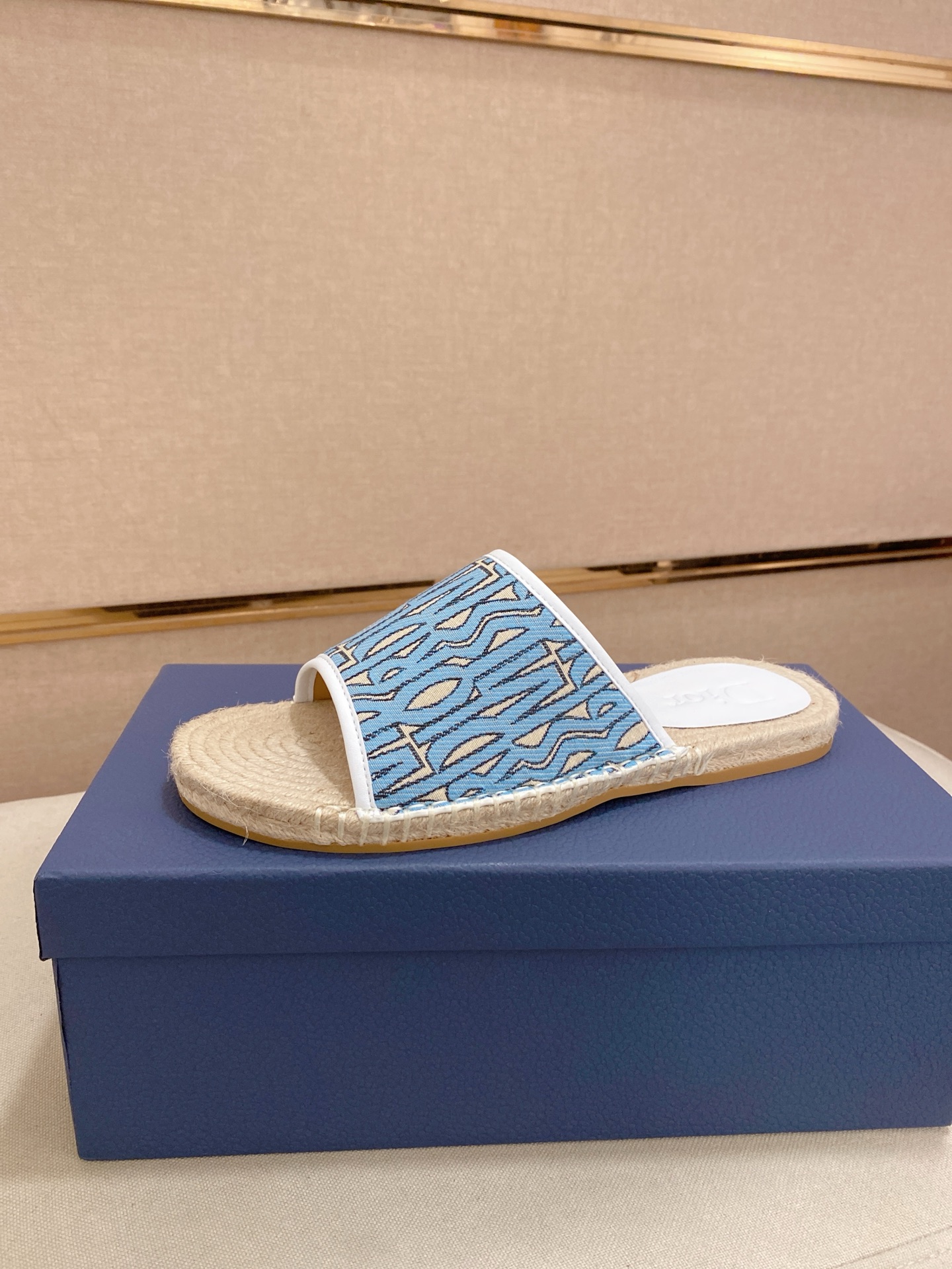 NO:831617,[Dior~Dior Slippers] High-end men's shoes brand official website 1:1 latest masterpiece original mold customization, the fabric is made of imported original materials, upgraded outsole, lighter and non-slip. Top quality in the market, simple yet tasteful, a must-have for trendsetters, fashion is at your feet, full of confidence, the season of summer slippers of the same style at the counter is here. Size 38-44. Can be customized 45-46-47, dior, dior, slippers19860909【Dior~迪奥拖鞋】男鞋高端品牌 官网1:1最新力作原版开模定制,面料釆用进口原版材料制作,升级版大底,更轻便,防滑.市场顶级品质,简单不失品味,潮人必备,时尚就在脚下,自信满满,专柜同款夏季拖鞋的季节来了.码38-44.可定做45-46-47,,dior,dior,slippers,Men's shoes