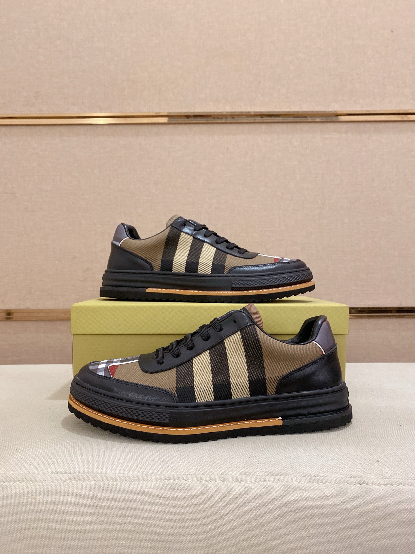 工厂价:280💰🇮🇹🇮🇹专柜同步BURBERRY 巴宝莉 顶级代购🔍🔍同步发售正码数：38-44 意大利进口头层牛皮。全进口羊皮内里，鞋底：原厂特供原版底，独家活动成型底超级舒适，原厂跟单货，🔍🔍高品质，可随意进出专柜，欢迎对比（可订做45不退换）