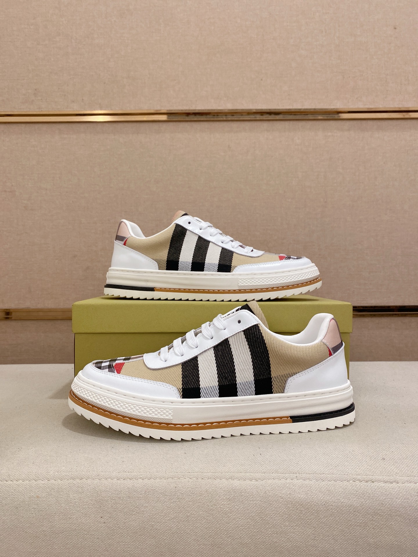 工厂价:280💰🇮🇹🇮🇹专柜同步BURBERRY 巴宝莉 顶级代购🔍🔍同步发售正码数：38-44 意大利进口头层牛皮。全进口羊皮内里，鞋底：原厂特供原版底，独家活动成型底超级舒适，原厂跟单货，🔍🔍高品质，可随意进出专柜，欢迎对比（可订做45不退换）