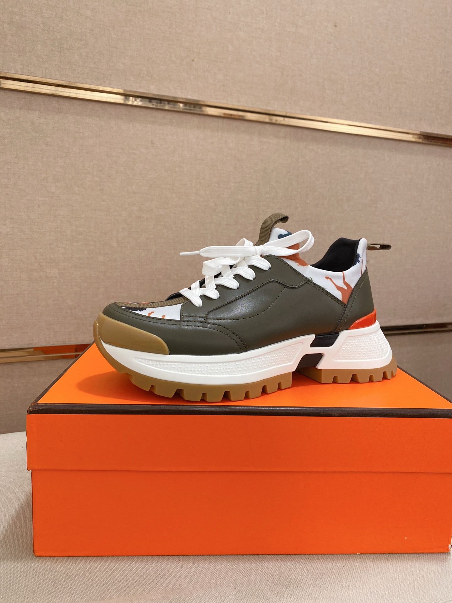 NO:557342,: 'HERMES' [Classic original version] Hermès; the latest counter for top men's purchasing agents is on sale at the same time, the original ▲▲cowhide▲▲ imported from Italy (high-end, noble, and classy) with exquisite workmanship (water-dyed cowhide lining imported from Italy) The sole is specially provided by the original factory, exclusive double-layer activity·TPR·rubber·combined molded outsole; super comfortable·wear-resistant·non-slip·environmental protection  The real thing is more beautiful when photographed (high quality, follow orders). You can enter and leave the counter at will * Size 38-44 (can be customized 45-46, non-returnable), hermes, hermes, cowhide19860909: 《HERMES》【经典原单版本】爱马仕；顶级代购男士最新专柜同步发售,意大利进口原版▲▲牛皮▲▲（凸显高端·贵气·档次）做工考究（意大利进口水染牛皮内里）鞋底原厂特供原版底,独家双层活动·TPR·橡胶·组合成型大底;超级·舒适·耐磨·防滑·环保 实物拍摄实物更漂亮（高品质·跟单货）可随意进出专柜＊ 码数38-44（可定做45-46不退换）,,hermes,hermes,cowhide,Men's shoes