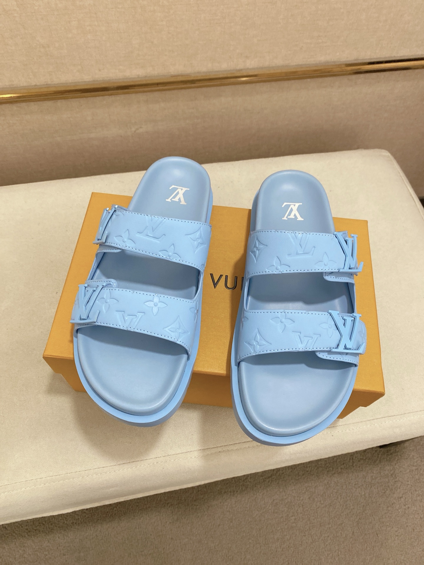 Louis Vuitton Men's Blue Leather Sandals Comfortable Summer Slides 8 i1745050531068 9442 0 8