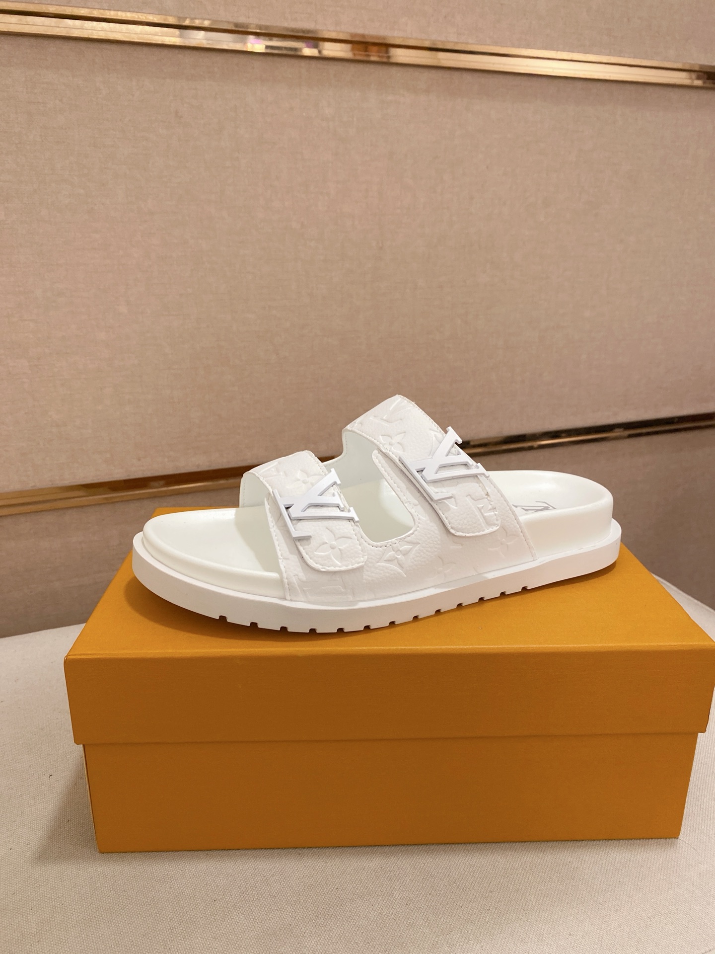 Louis Vuitton Men's White Leather Sandals, sizes 38-44, Spring/Summer Style 1 Louis Vuitton Men's White Leather Sandals, sizes 38-44, Spring/Summer Style