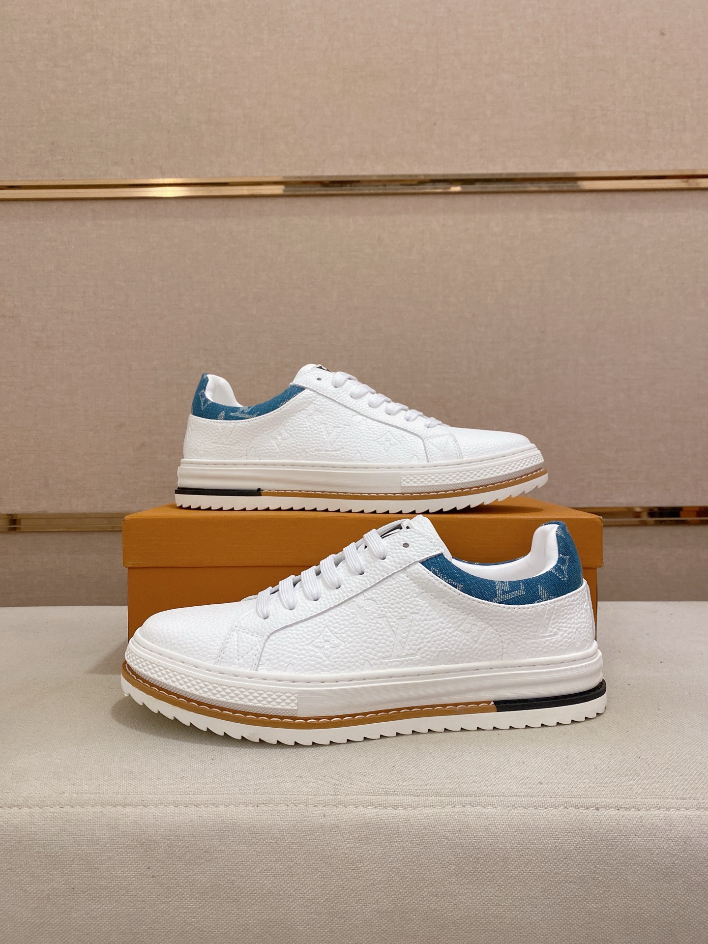 工厂价 290💰louis vuitton(路易威登/lv)🔍🔍新款专柜同步发售，鞋面🇮🇹意大利进口头层牛皮，全进口羊皮内里💪💪，完全1⃣️比1⃣️复刻🇮🇹💪💪，⚠鞋底：原厂特供原版底，独家活动成型底超级舒适，⚠原厂跟单货🔍高品质，可随意进出专柜，欢迎对比⚠。码数:38-44（45/订做不退换）