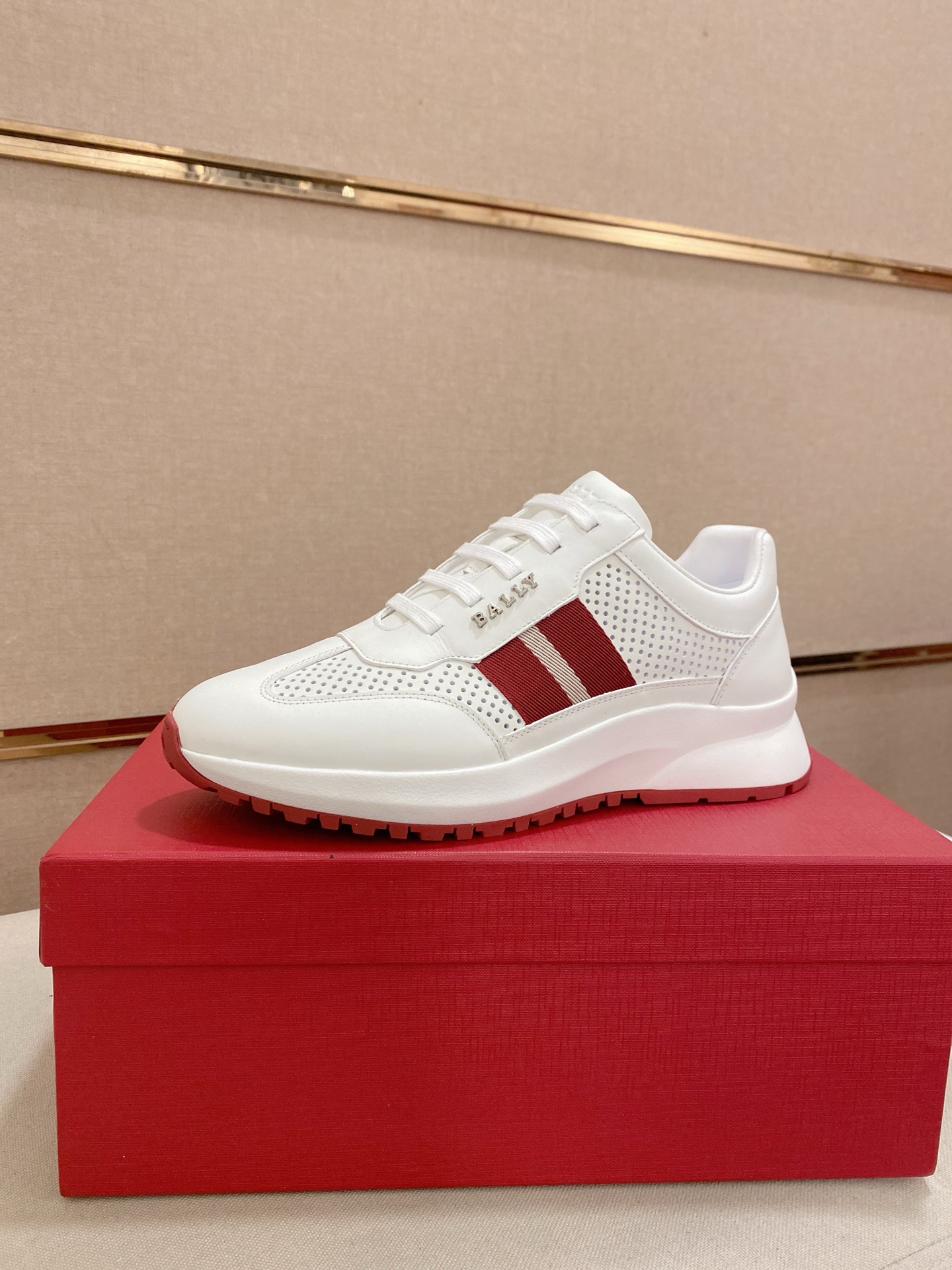 NO:745185,: Bally/Bally Demmy sneakers are made of mixed materials based on daily styling, using solid color and first-layer cowhide, with textured punching and breathable, comfortable and soft sheepskin lining. Contrast color decorations are used on both sides to add new ideas. Ultra-light original outsole. Size 39-44. Can be customized to 38-45, bally, sneakers, cowhide, sheepskin19860909: Bally/巴利 Demmy 运动鞋 在日常造型基础上采用混合材质,选用纯色与头层牛皮,搭配质感冲孔透气制成,舒适软软羊皮内里.两侧运用撞色装饰增添新意.超轻原版大底. 码数39-44码.可定做38-45,,bally,sneakers,cowhide,sheepskin,Men's shoes