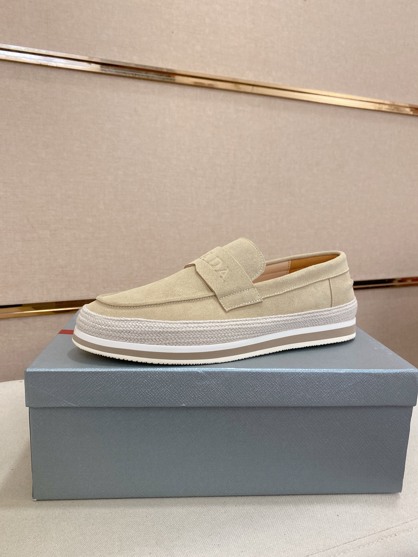 NO:355492,Top high-quality new PRADA (Prada) counters are launched simultaneously, and the new men's shoes and fabrics are selected from Niu Jing purely handmade. Inner: full cowhide inner lining. High-end mold-opening anti-slip rubber sole, exquisite lines, simple and atmospheric, comfortable to go up and down, leisure and travel. Number of codes: 38-44. Customized 45, prada, prada, cowhide19860909顶级高版本 高品质新款PRADA(普拉达)专柜同步上市, 新款男鞋、面料精选牛京纯手工制作而成.内里:全牛皮内里.高端开模防滑橡胶大底,精美线条、简约大气,上脚舒服上挡次、休闲旅游.码数:38-44.可定做45,,prada,prada,cowhide,Men's shoes