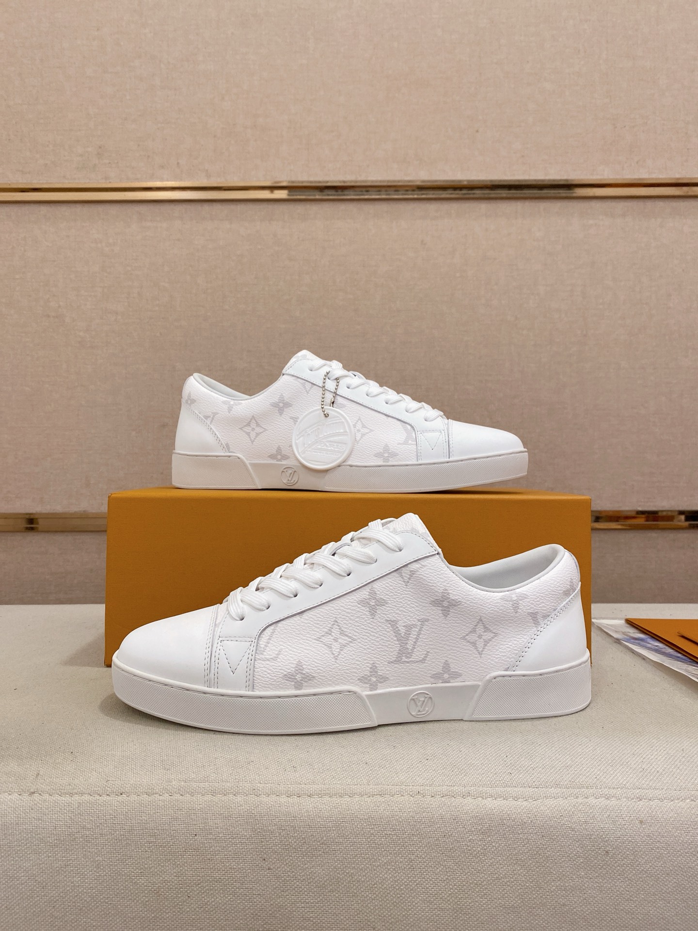 Louis Vuitton Men's White Leather Casual Sneakers with Monogram Print 8 i1746515118876 969 0 6
