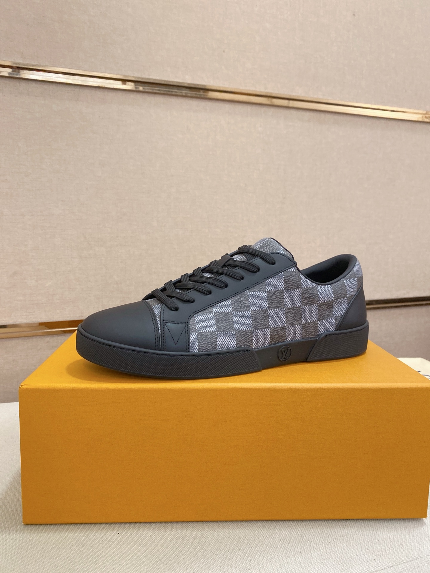 Louis Vuitton Men's Damier Print Leather Sneakers, Stylish and Comfortable 2 i1746515160118 6642 0 0