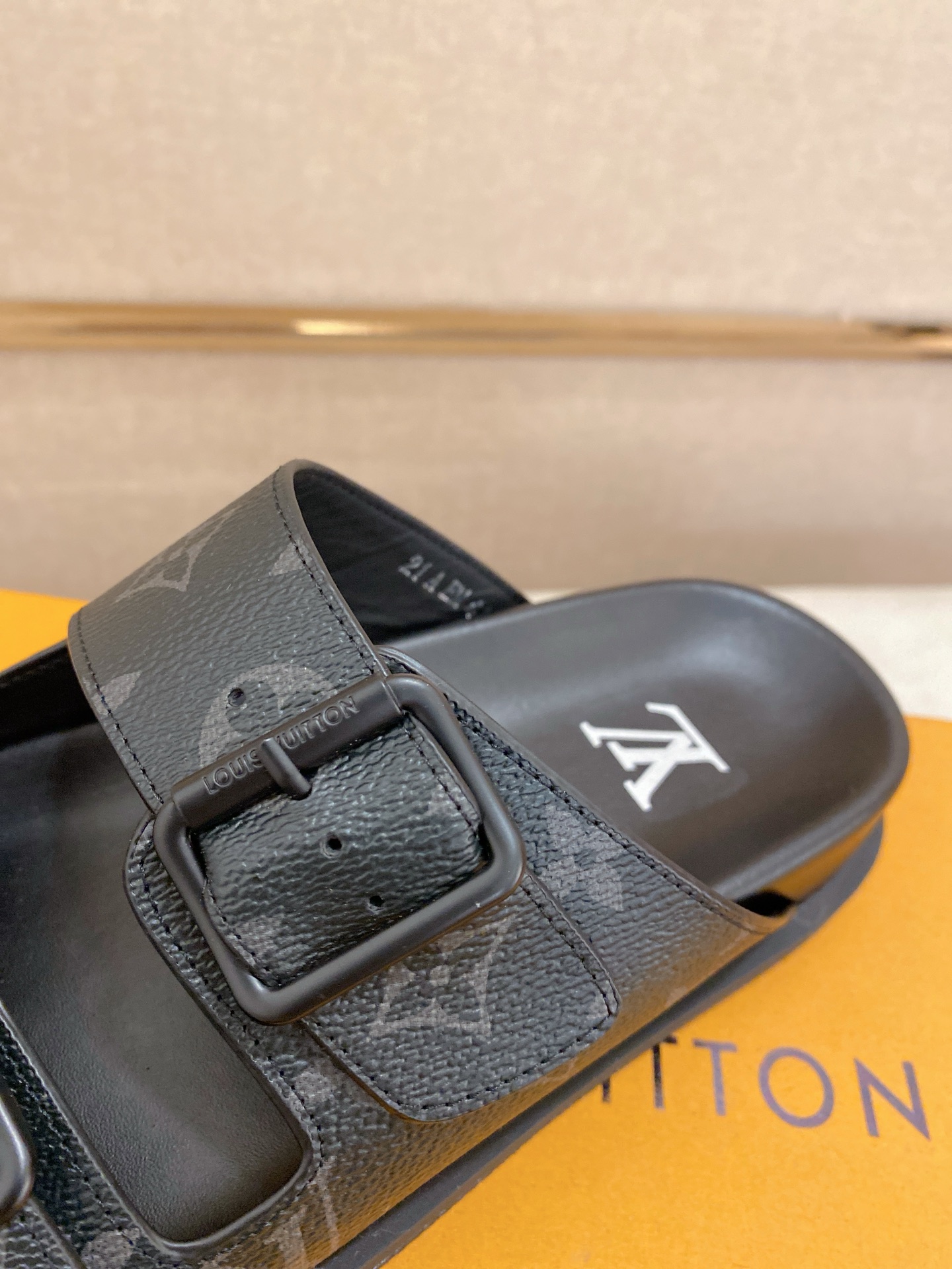 Louis Vuitton Men's Leather Sandals - Stylish & Comfortable, Sizes 38-44 7 i1746858785880 450 0 8