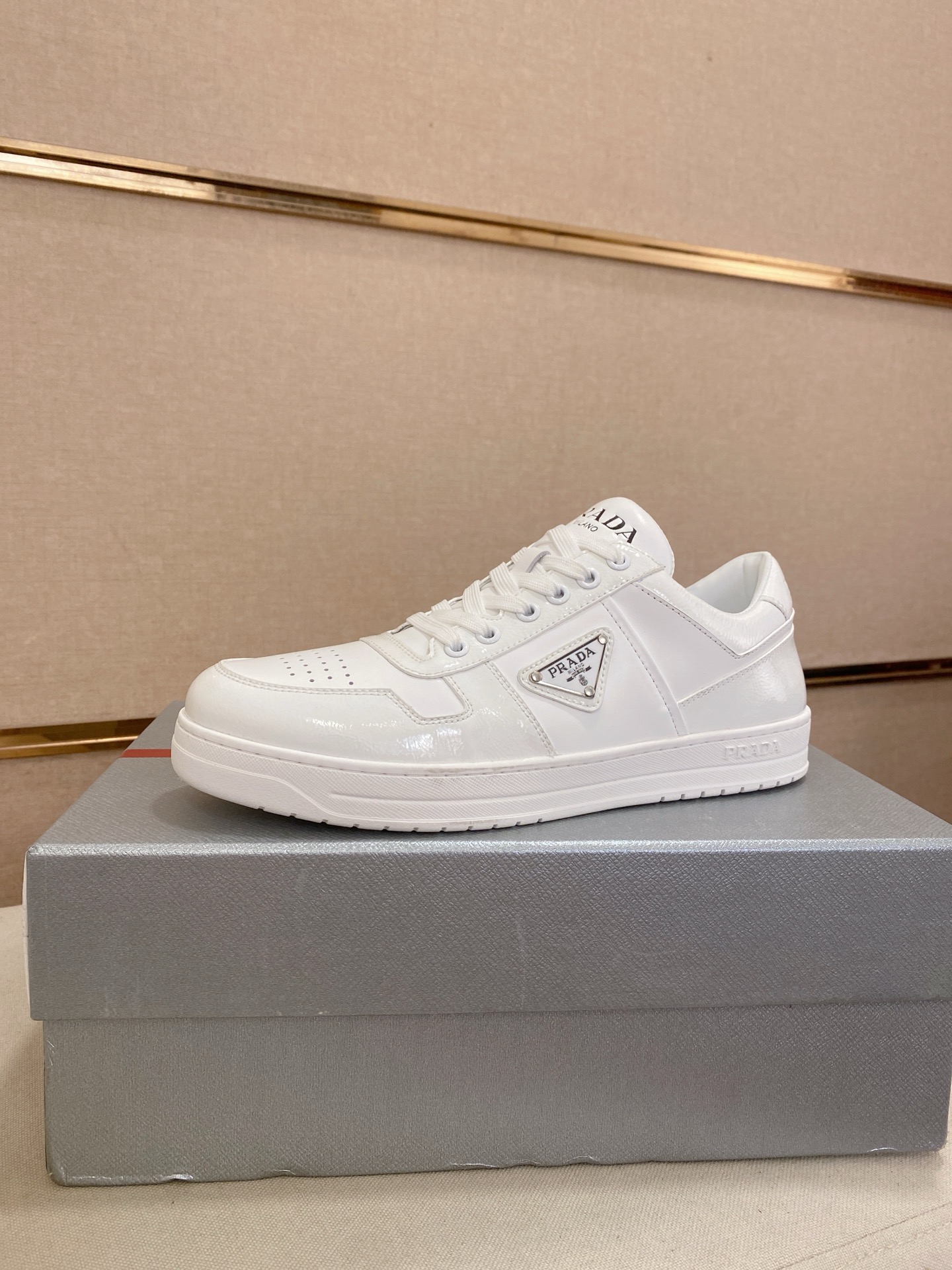 NO:557329,(Higher version) The new PRADA (Prada) counters are launched at the same time. The new men's shoes and fabrics are selected from first-layer cowhide and first-layer cowhide lining. The original open-molded non-slip rubber outsole has exquisite lines, simple and elegant, comfortable and high-end, suitable for leisure travel. Size: 38 to 44, prada, prada, cowhide19860909(高版本)新款PRADA(普拉达)专柜同步上市, 新款男鞋、面料精选头层牛皮 头层牛皮内里.原版开模防滑橡胶大底,精美线条、简约大气,上脚舒服上挡次、休闲旅游.码数:38一44,,prada,prada,cowhide,Men's shoes