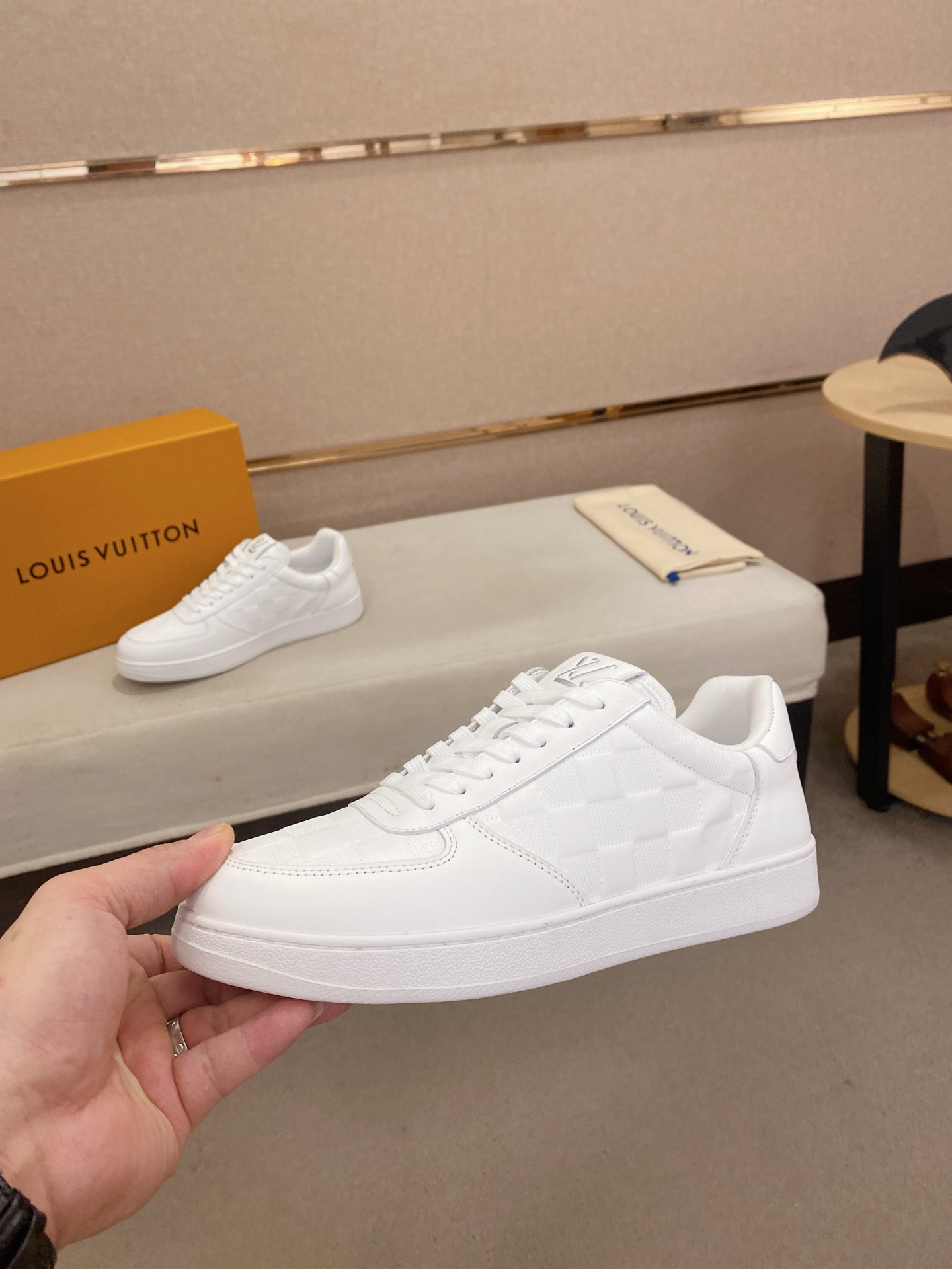 Louis Vuitton Men's White Leather Sneaker Luxury Designer Shoes Size 38-44 4 i1746942629653 742 0 2