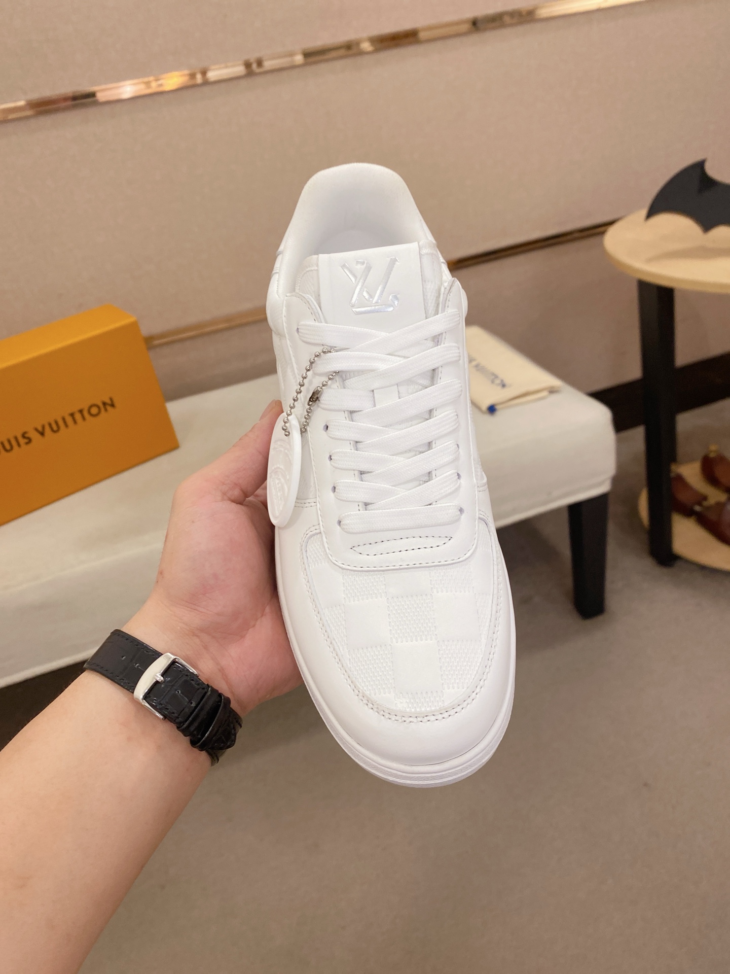 Louis Vuitton Men's White Leather Sneaker Luxury Designer Shoes Size 38-44 3 i1746942629680 7052 0 1