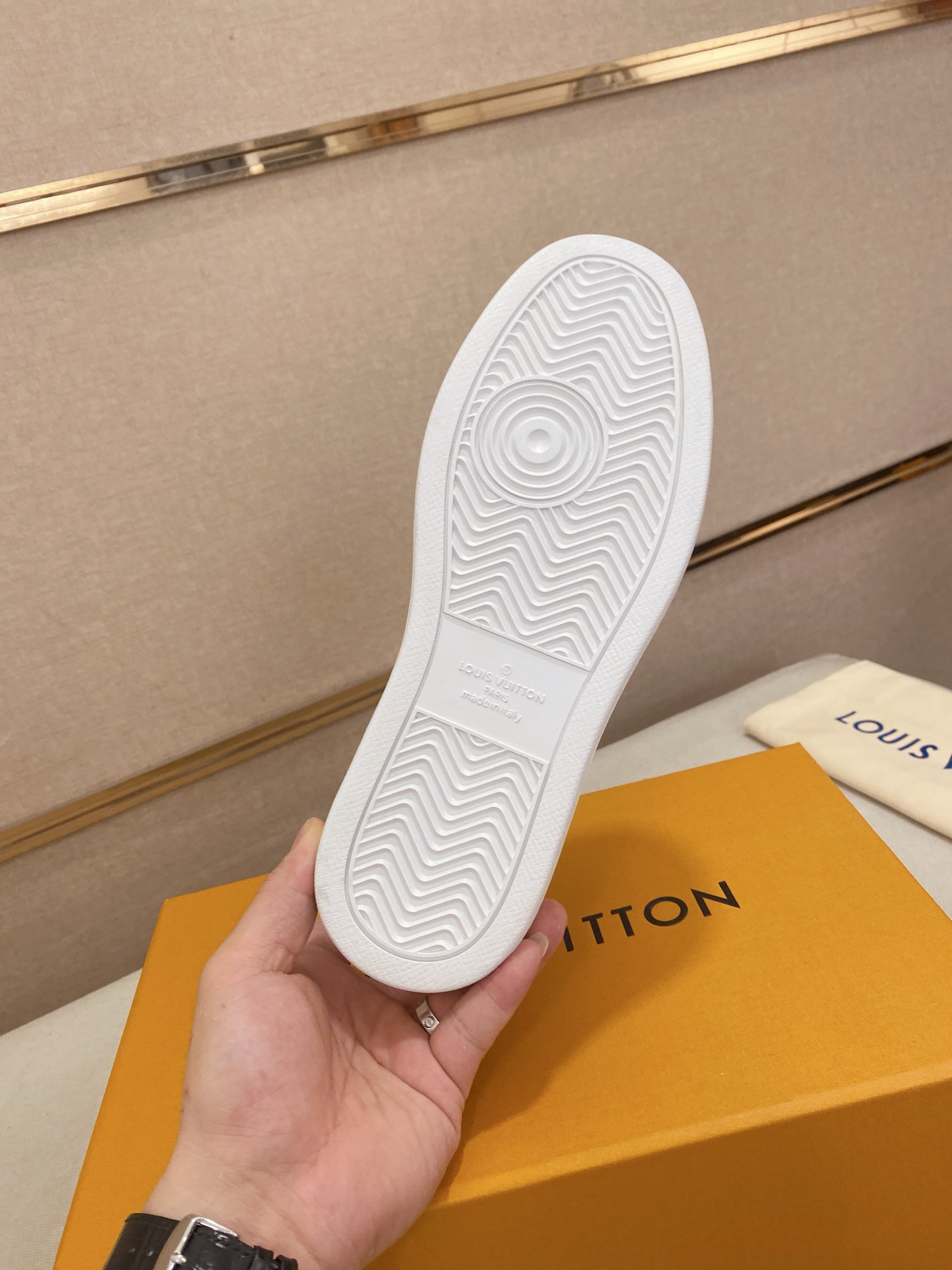Louis Vuitton Men's White Leather Sneaker Luxury Designer Shoes Size 38-44 10 i1746942629687 8059 0 8