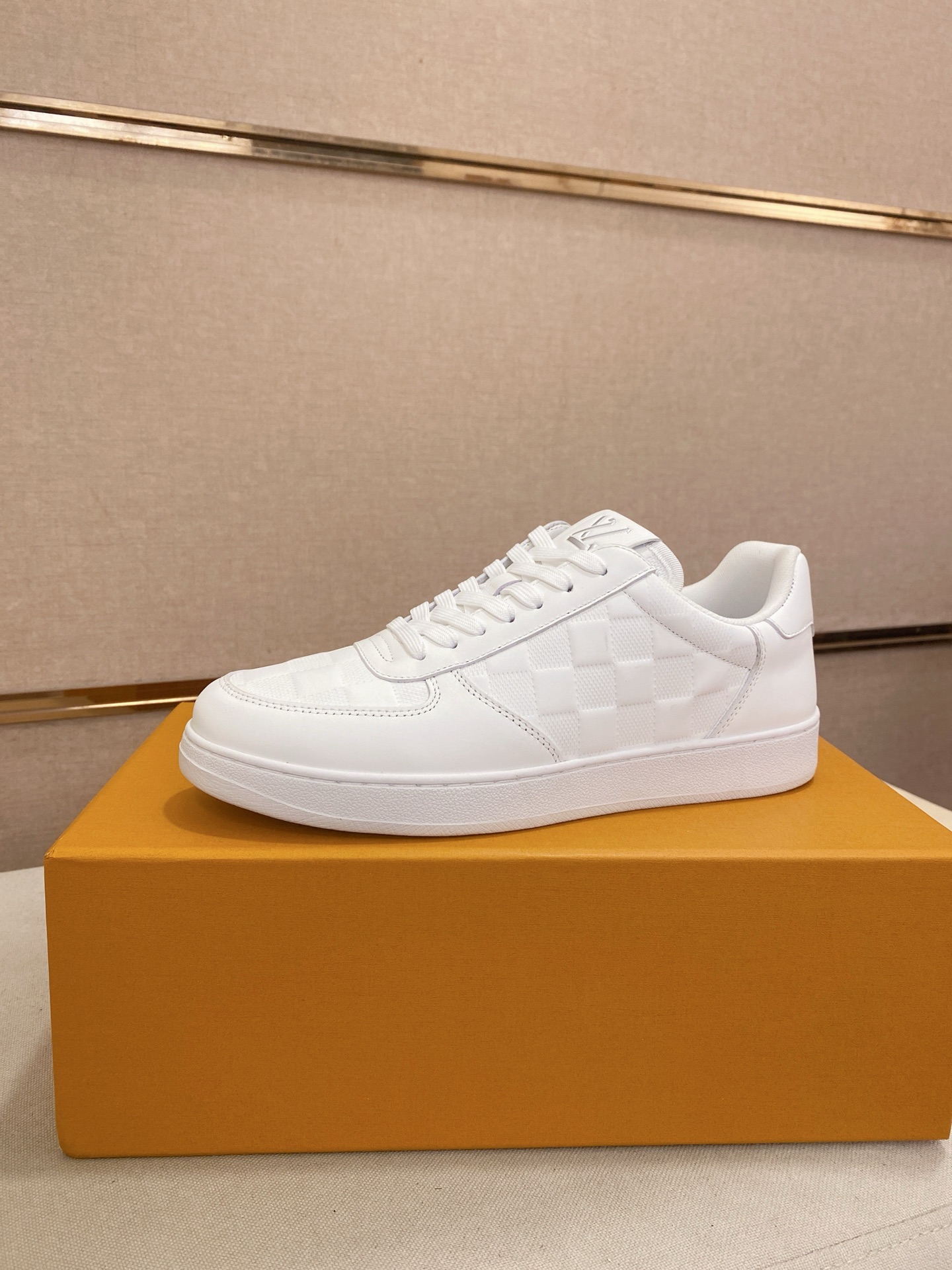 Louis Vuitton Men's White Leather Sneaker Luxury Designer Shoes Size 38-44 2 i1746942629701 8366 0 0