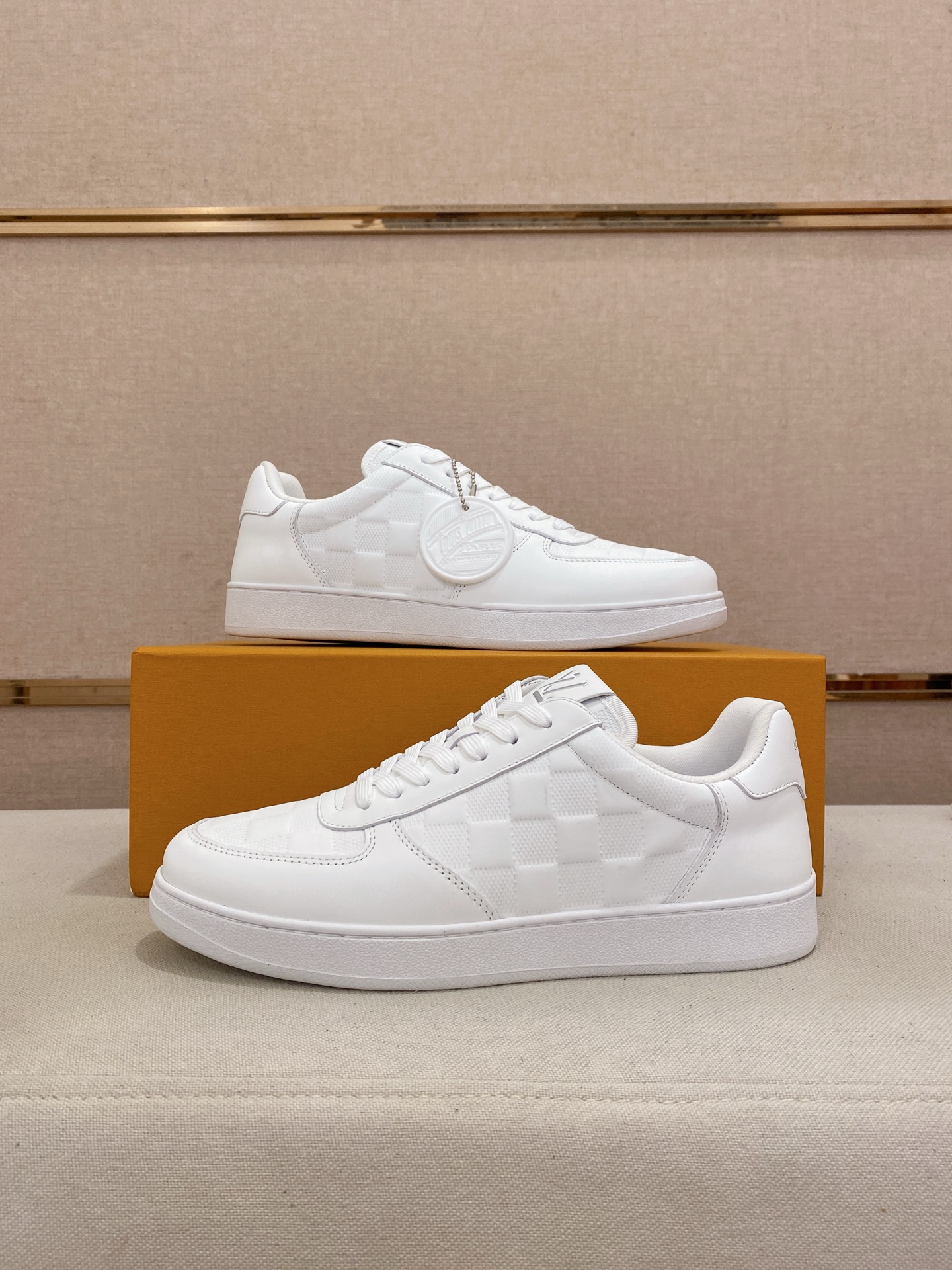 Louis Vuitton Men's White Leather Sneaker Luxury Designer Shoes Size 38-44 8 i1746942630790 584 0 6