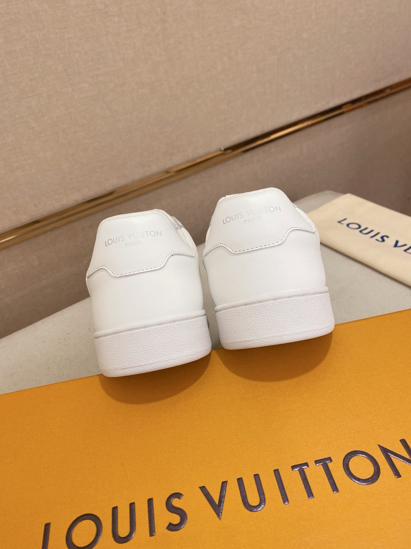 Louis Vuitton Men's White Leather Sneaker Luxury Designer Shoes Size 38-44 9 i1746942630827 2084 0 7