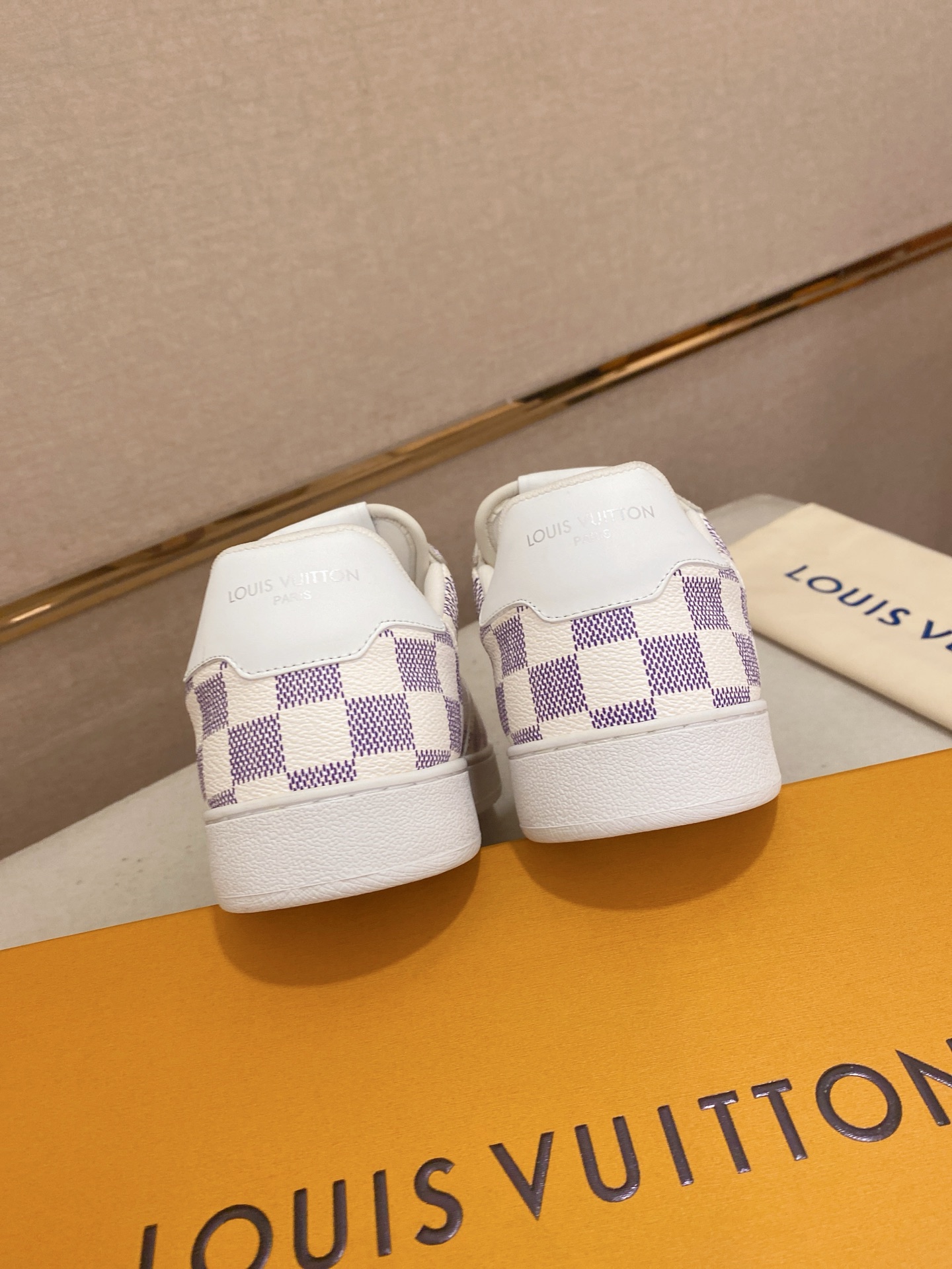 Louis Vuitton Men's Sneaker in Damier Print with Leather Lining 9 i1746943000838 204 0 6