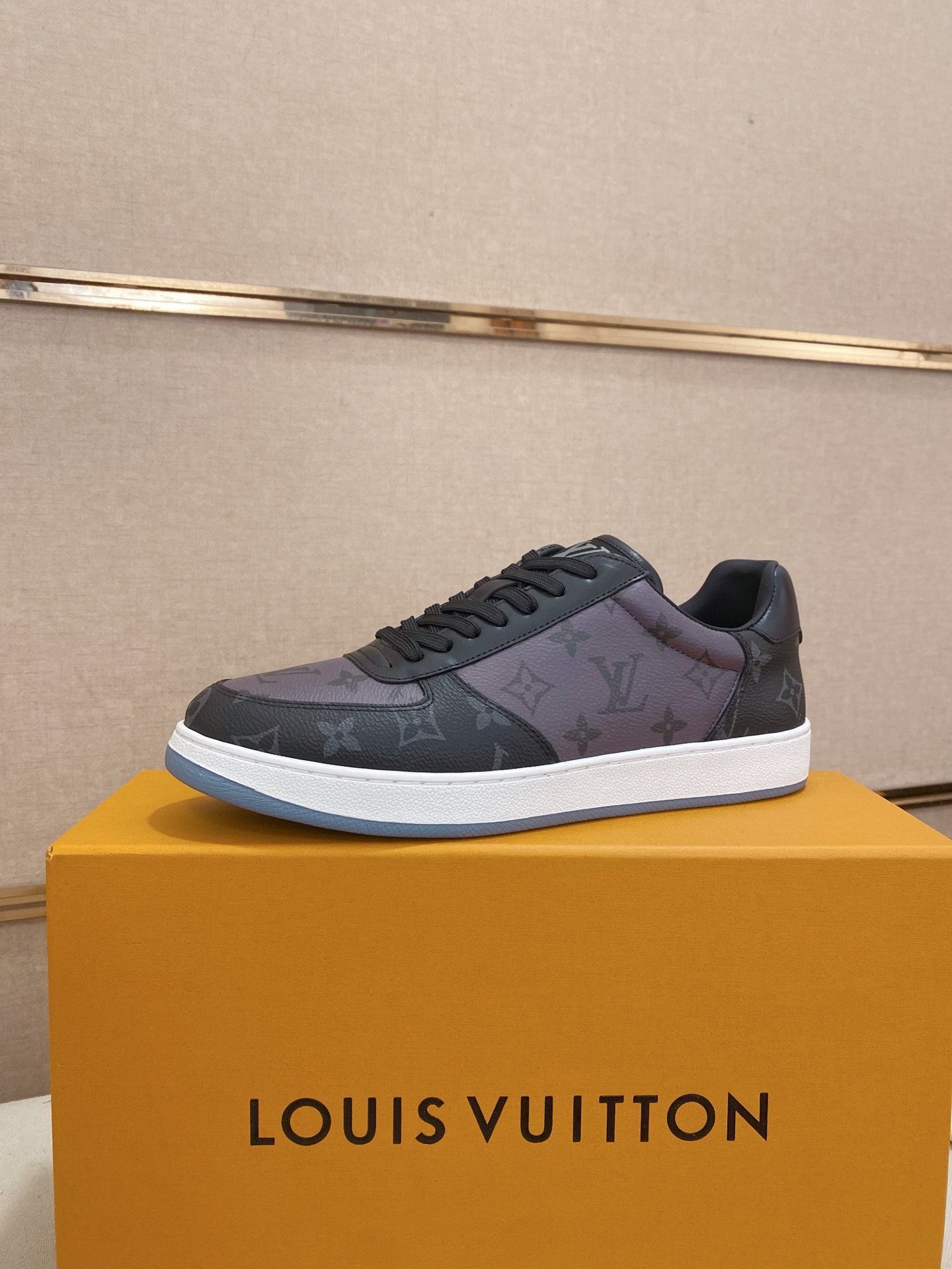 Louis Vuitton Men's Leather Sneaker, Stylish Pattern, Comfortable Fit Size 38-44 2 i1746943104540 8987 0 0