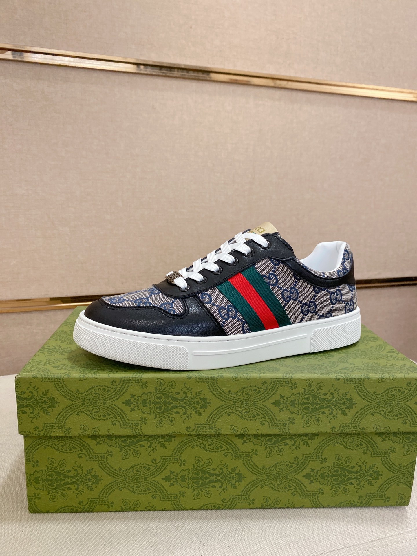 NO:756475,New single shoes Gucci. Upper imported cowhide official website 1:1 fabric, lining imported sheepskin lining. Original outsole molding, every man's identity is set off, the upper foot is atmospheric and stable, high-end custom counters original reproduction, regardless of wind and rain, the shoe last remains unchanged, can withstand the verification of time, code number 38-44,,cowhide,sheepskin19860909新款单鞋 古奇 鞋面进口牛皮官网1:1面料,内里进口羊皮内里 .原版大底开模,每一位男士的身份衬托,上脚大气稳重高端定制专柜原版复刻不管风吹雨打鞋楦不变,经得起时间的验证, 码数38-44,,cowhide,sheepskin,Men's shoes