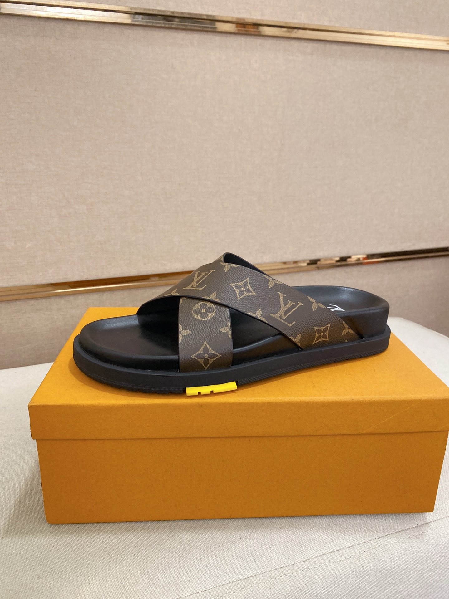 NO:834058,: LV creates top purchasing agent, men's spring and summer slippers counter synchronized, uppers imported from Italy cowhide. High-quality craftsmanship, original soles specially provided by the original factory, exclusive movable molded soles super comfortable, original factory follow-up orders, high quality, you can enter and exit the counter at will, welcome to compare, code number 38-44. Can be customized to 45, louis vuitton, slippers, cowhide19860909: LV打造顶级代购 男士春夏拖鞋专柜同步 鞋面意大利进口牛皮.高品质工艺,鞋底原厂特供原版底,独家活动成型底超级舒适,原厂跟单货,高品质,可随意进出专柜,欢迎对比,码数38-44.可定做45,,louis vuitton,slippers,cowhide,Men's shoes