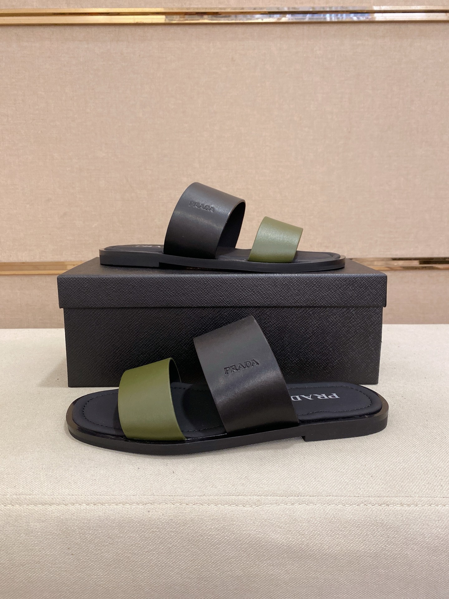 出厂价：220
PRADA 拖鞋，男士春夏拖鞋专柜同步 
鞋面意大利进口牛皮搭，
标志图形高品质工艺，
鞋底：原厂特供原版底，
码数:38-44码