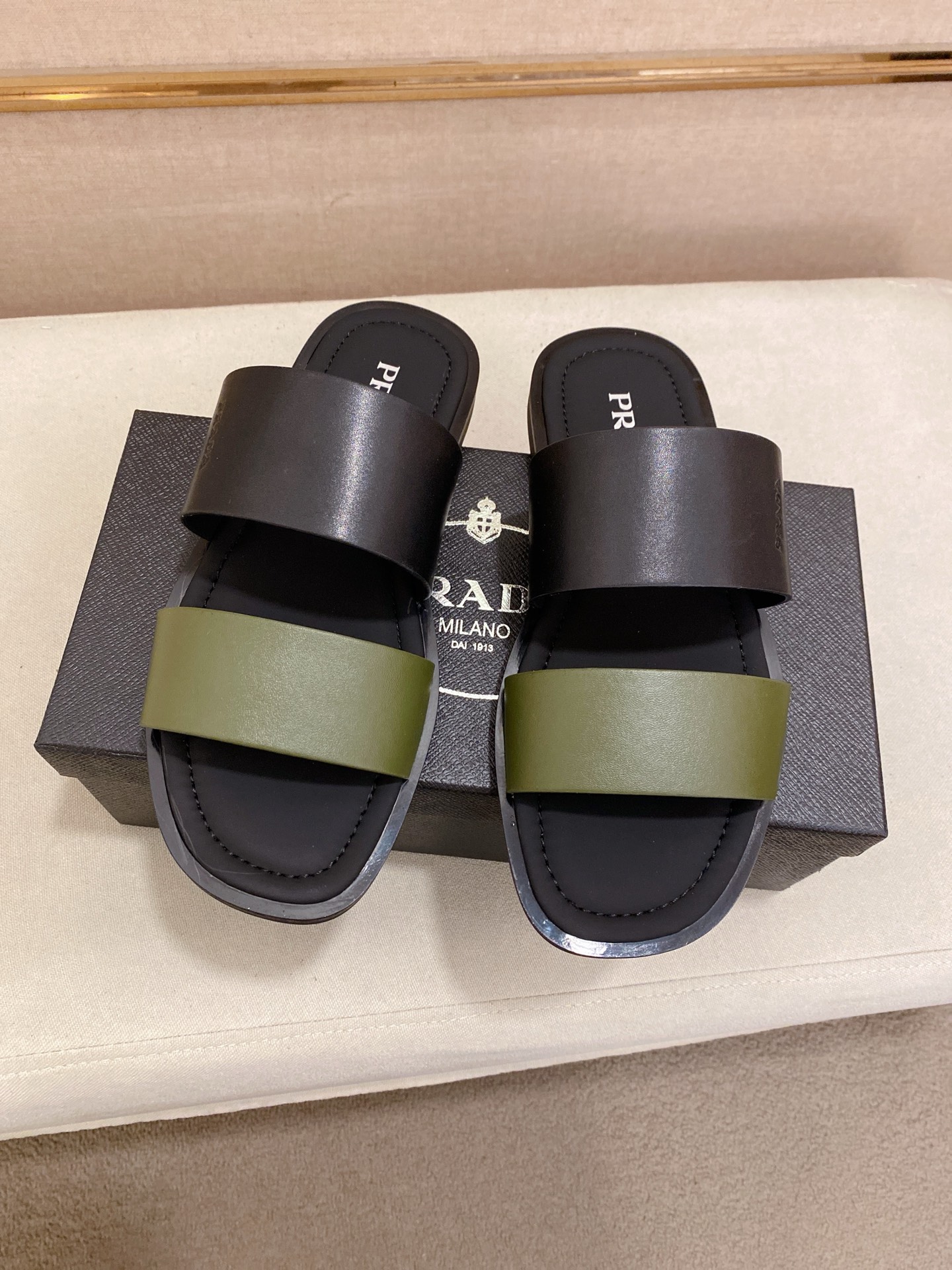 出厂价：220
PRADA 拖鞋，男士春夏拖鞋专柜同步 
鞋面意大利进口牛皮搭，
标志图形高品质工艺，
鞋底：原厂特供原版底，
码数:38-44码