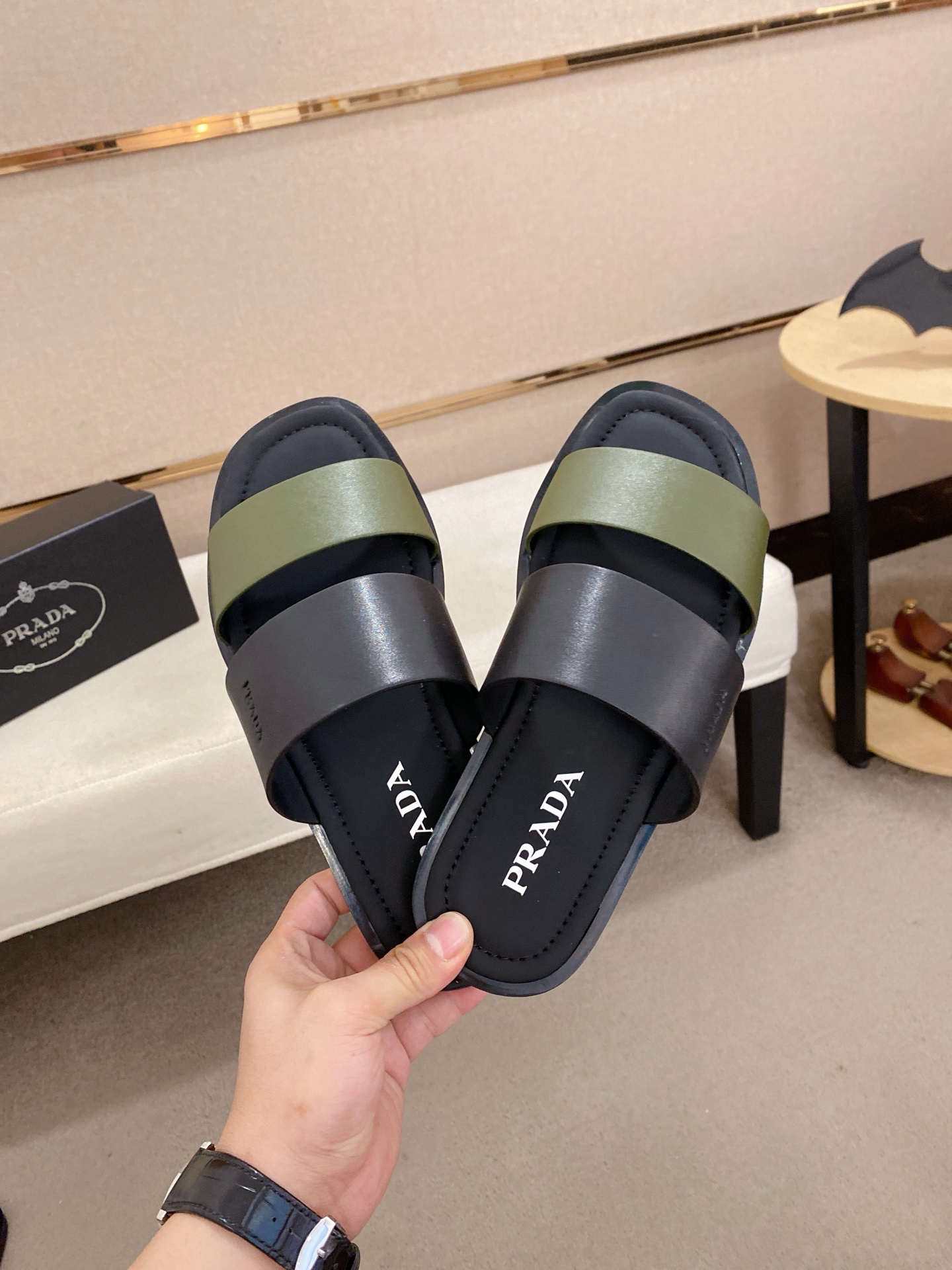 出厂价：220
PRADA 拖鞋，男士春夏拖鞋专柜同步 
鞋面意大利进口牛皮搭，
标志图形高品质工艺，
鞋底：原厂特供原版底，
码数:38-44码