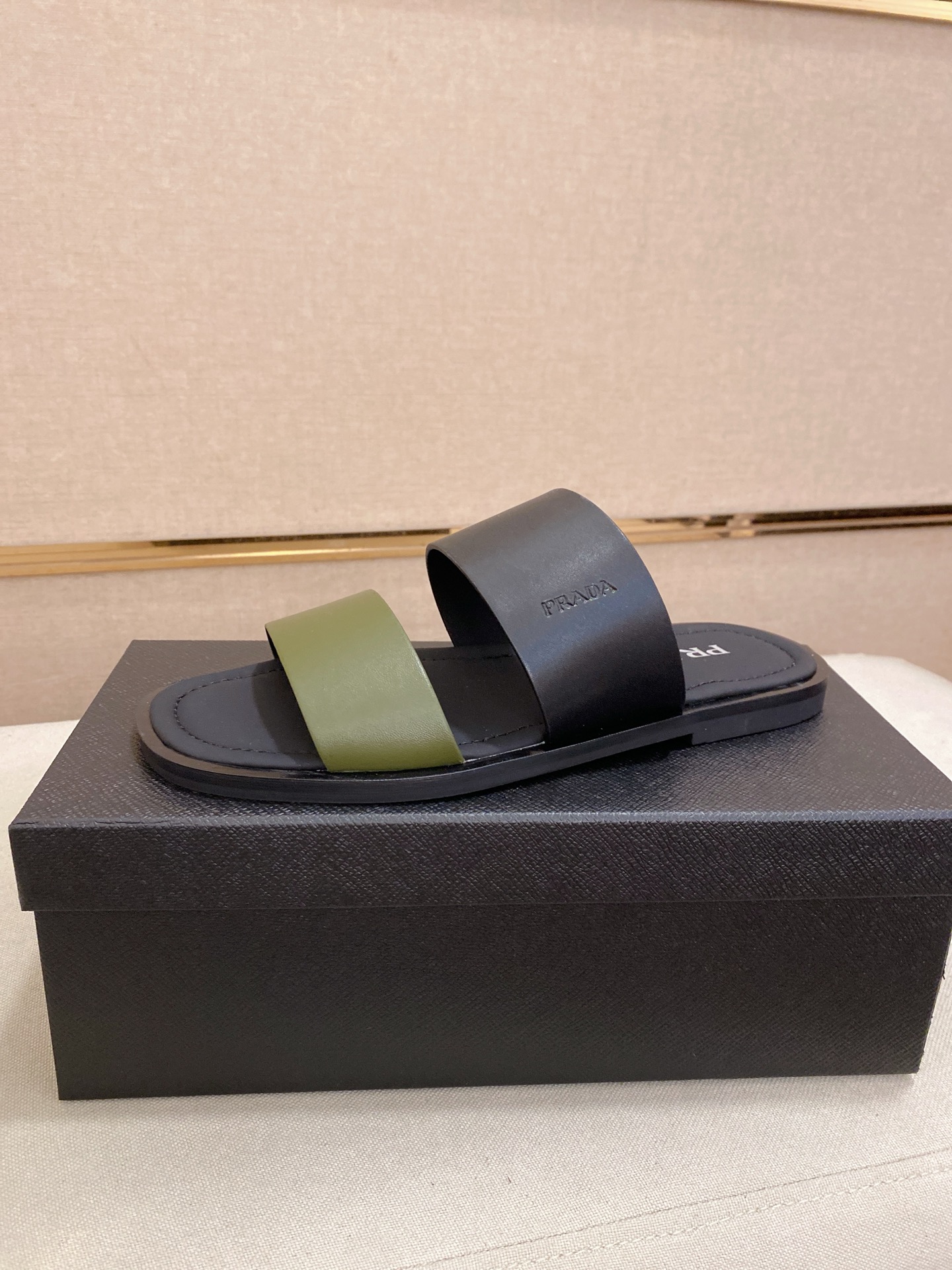 出厂价：220
PRADA 拖鞋，男士春夏拖鞋专柜同步 
鞋面意大利进口牛皮搭，
标志图形高品质工艺，
鞋底：原厂特供原版底，
码数:38-44码