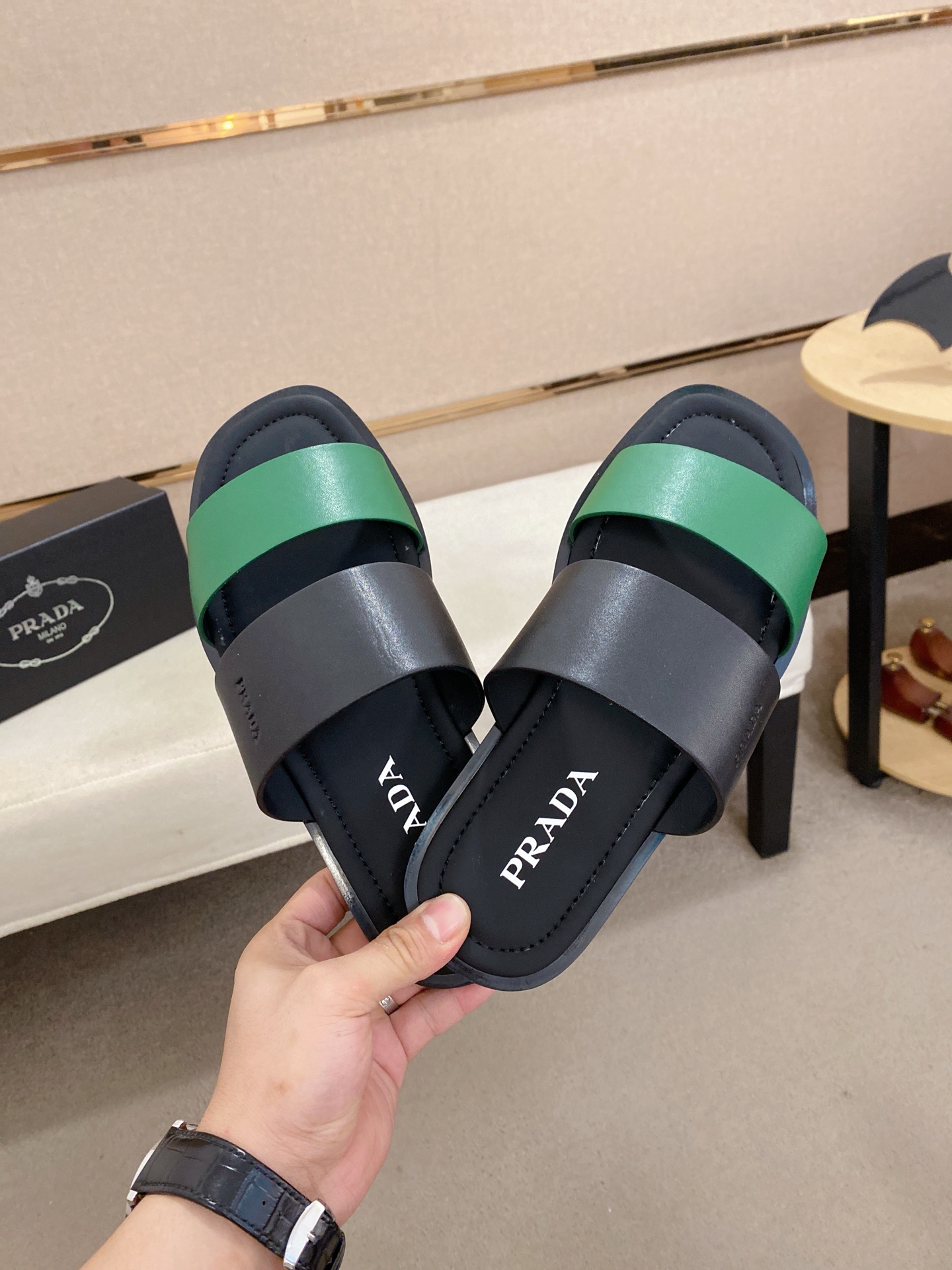 出厂价：220
PRADA 拖鞋，男士春夏拖鞋专柜同步 
鞋面意大利进口牛皮搭，
标志图形高品质工艺，
鞋底：原厂特供原版底，
码数:38-44码