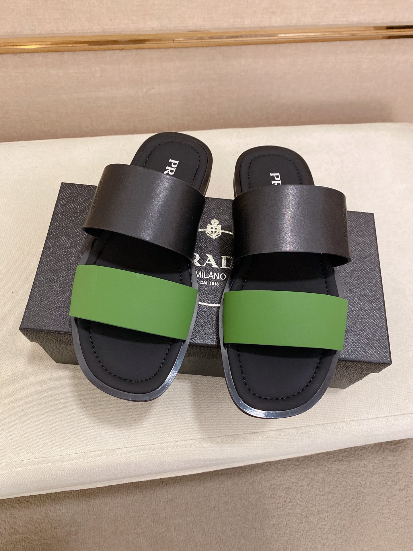 出厂价：220
PRADA 拖鞋，男士春夏拖鞋专柜同步 
鞋面意大利进口牛皮搭，
标志图形高品质工艺，
鞋底：原厂特供原版底，
码数:38-44码