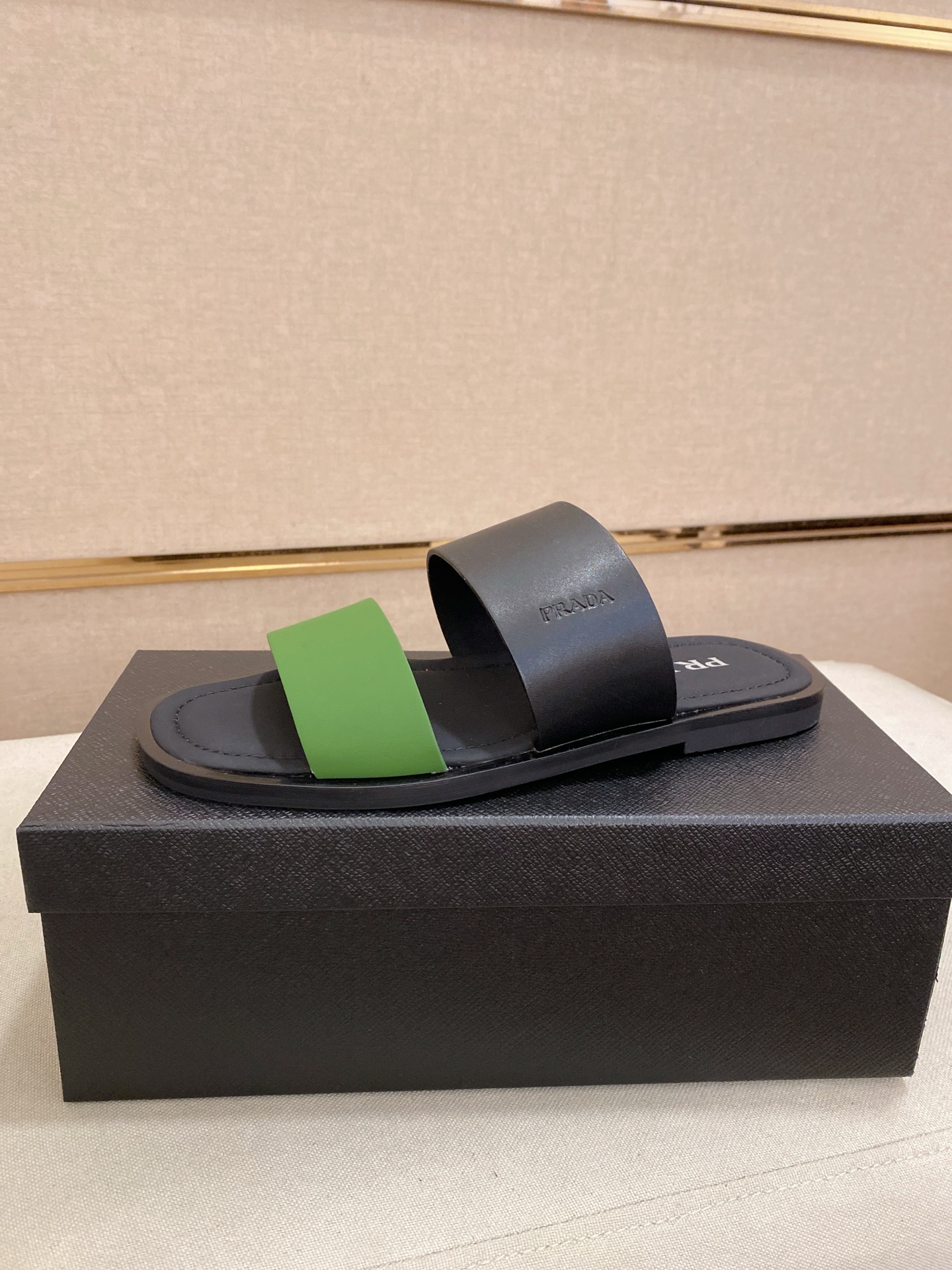 出厂价：220
PRADA 拖鞋，男士春夏拖鞋专柜同步 
鞋面意大利进口牛皮搭，
标志图形高品质工艺，
鞋底：原厂特供原版底，
码数:38-44码