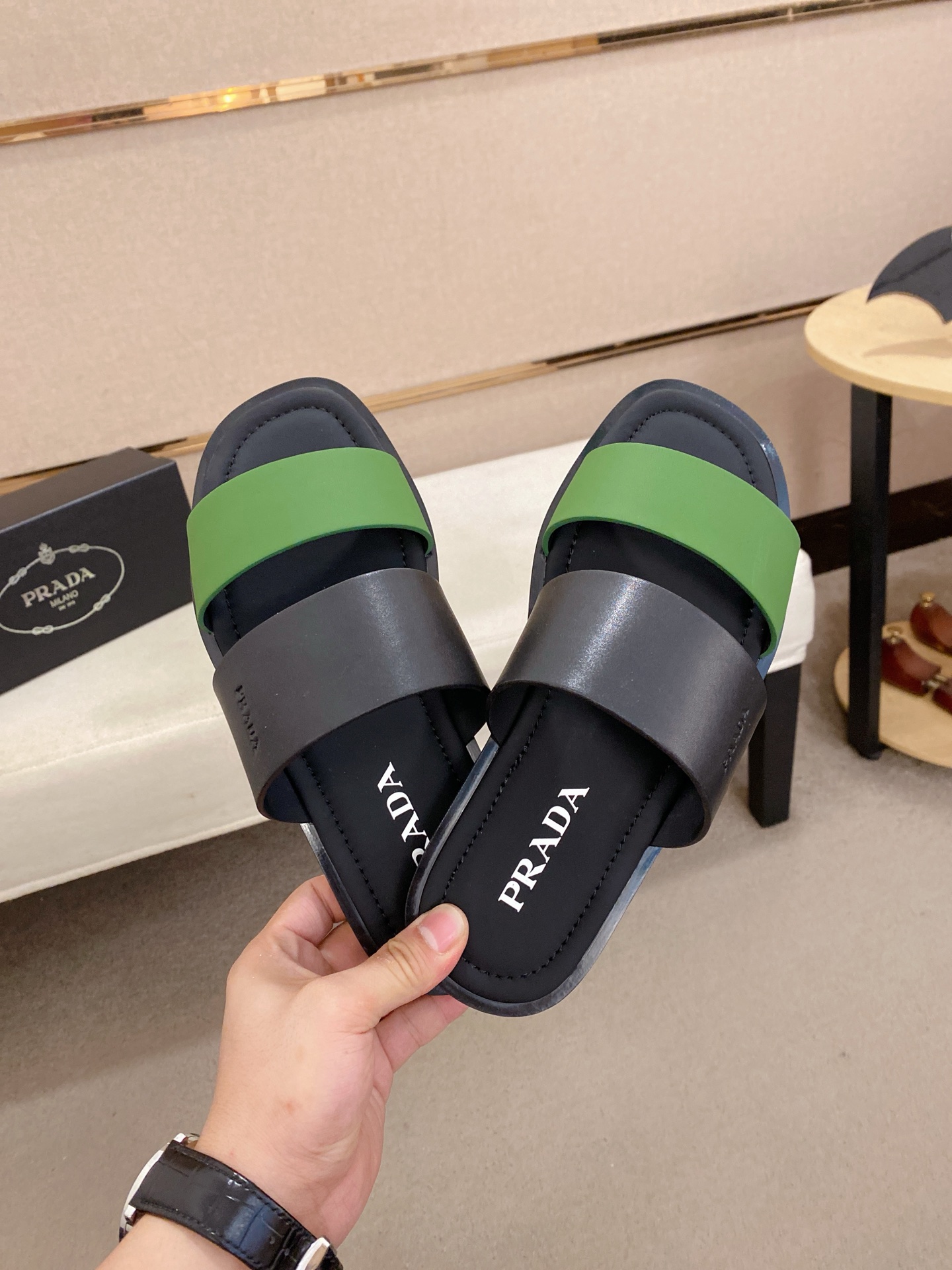 出厂价：220
PRADA 拖鞋，男士春夏拖鞋专柜同步 
鞋面意大利进口牛皮搭，
标志图形高品质工艺，
鞋底：原厂特供原版底，
码数:38-44码