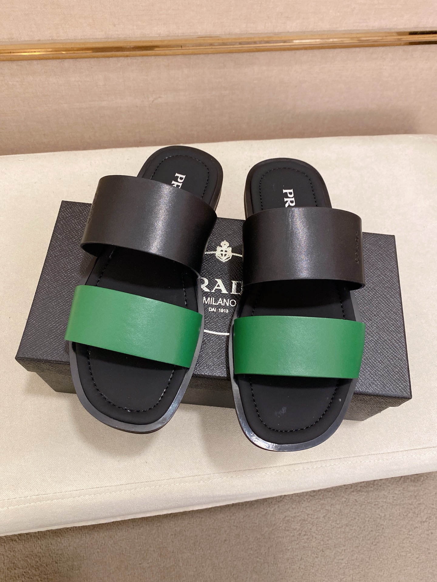 出厂价：220
PRADA 拖鞋，男士春夏拖鞋专柜同步 
鞋面意大利进口牛皮搭，
标志图形高品质工艺，
鞋底：原厂特供原版底，
码数:38-44码
