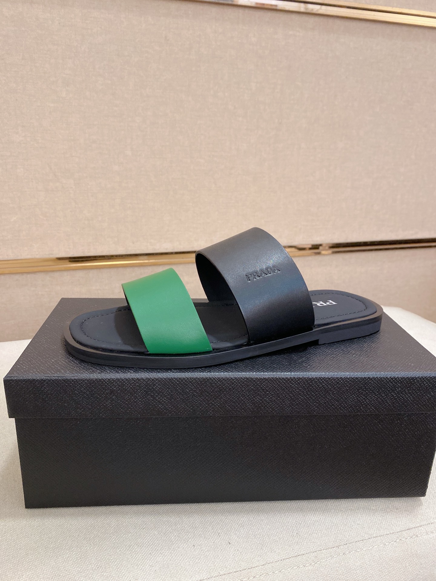 出厂价：220
PRADA 拖鞋，男士春夏拖鞋专柜同步 
鞋面意大利进口牛皮搭，
标志图形高品质工艺，
鞋底：原厂特供原版底，
码数:38-44码