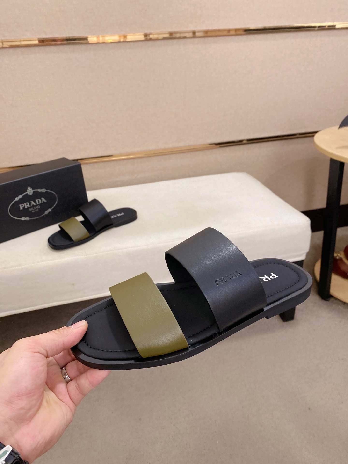 出厂价：220
PRADA 拖鞋，男士春夏拖鞋专柜同步 
鞋面意大利进口牛皮搭，
标志图形高品质工艺，
鞋底：原厂特供原版底，
码数:38-44码