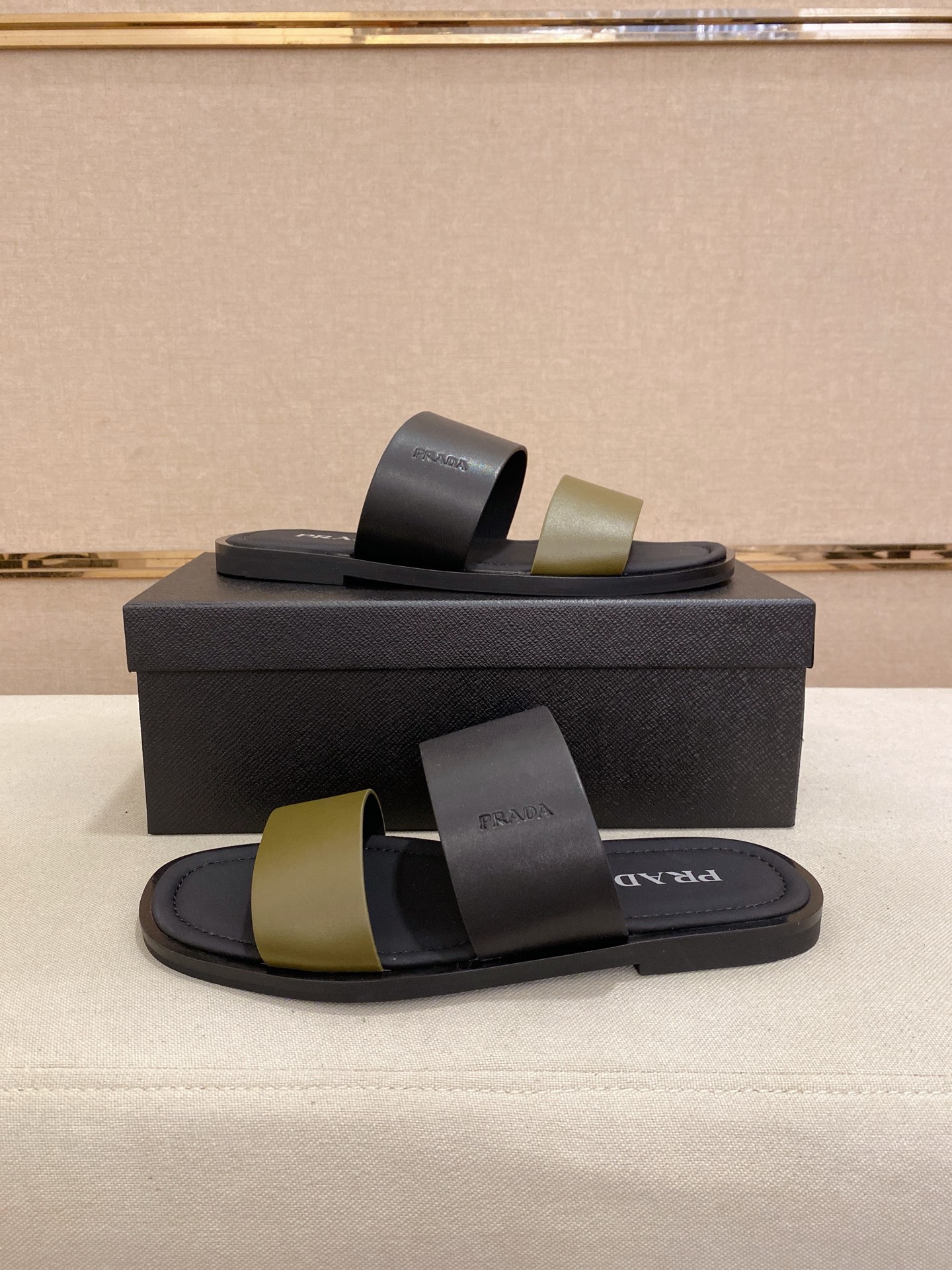 出厂价：220
PRADA 拖鞋，男士春夏拖鞋专柜同步 
鞋面意大利进口牛皮搭，
标志图形高品质工艺，
鞋底：原厂特供原版底，
码数:38-44码