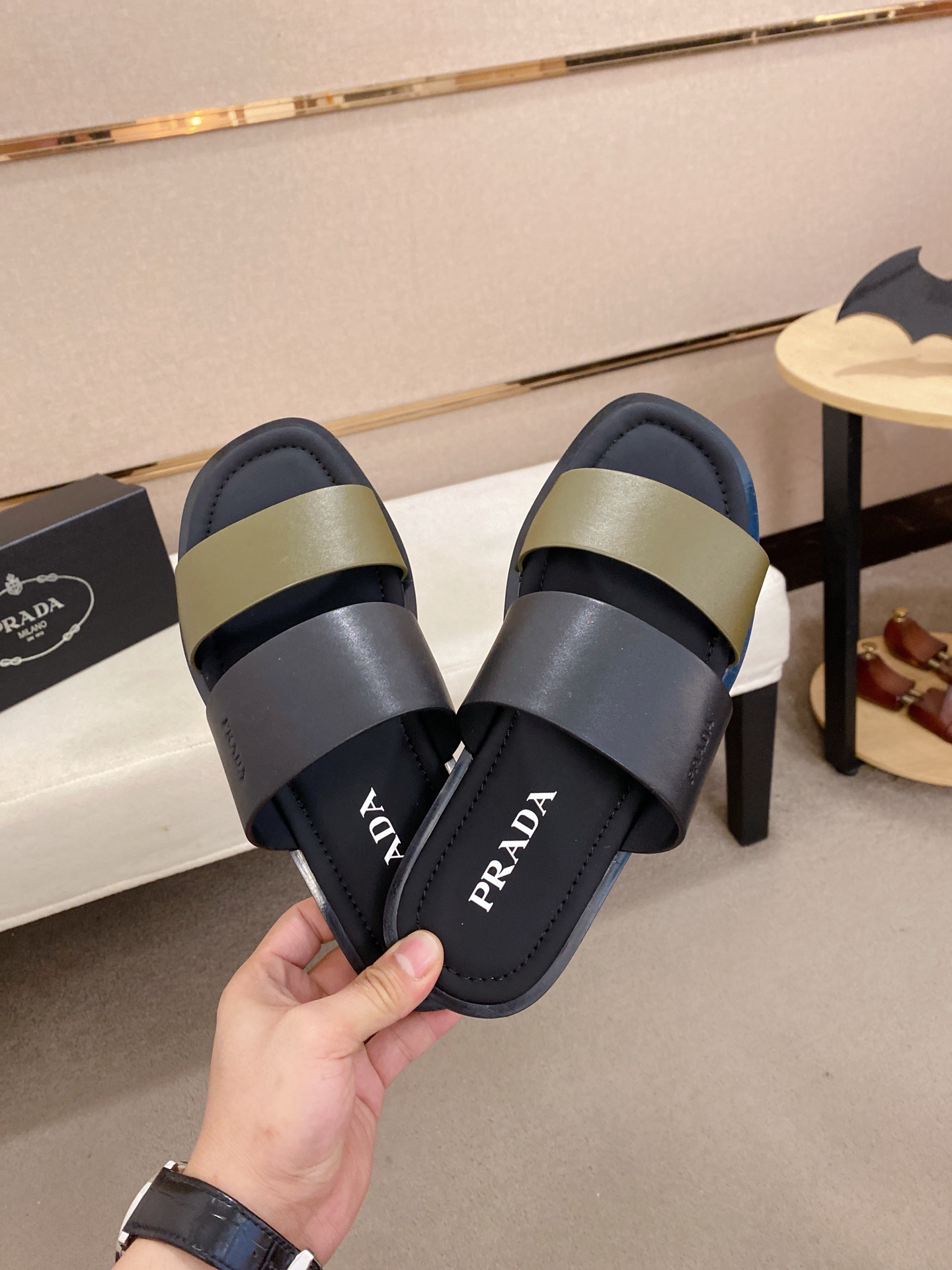 出厂价：220
PRADA 拖鞋，男士春夏拖鞋专柜同步 
鞋面意大利进口牛皮搭，
标志图形高品质工艺，
鞋底：原厂特供原版底，
码数:38-44码