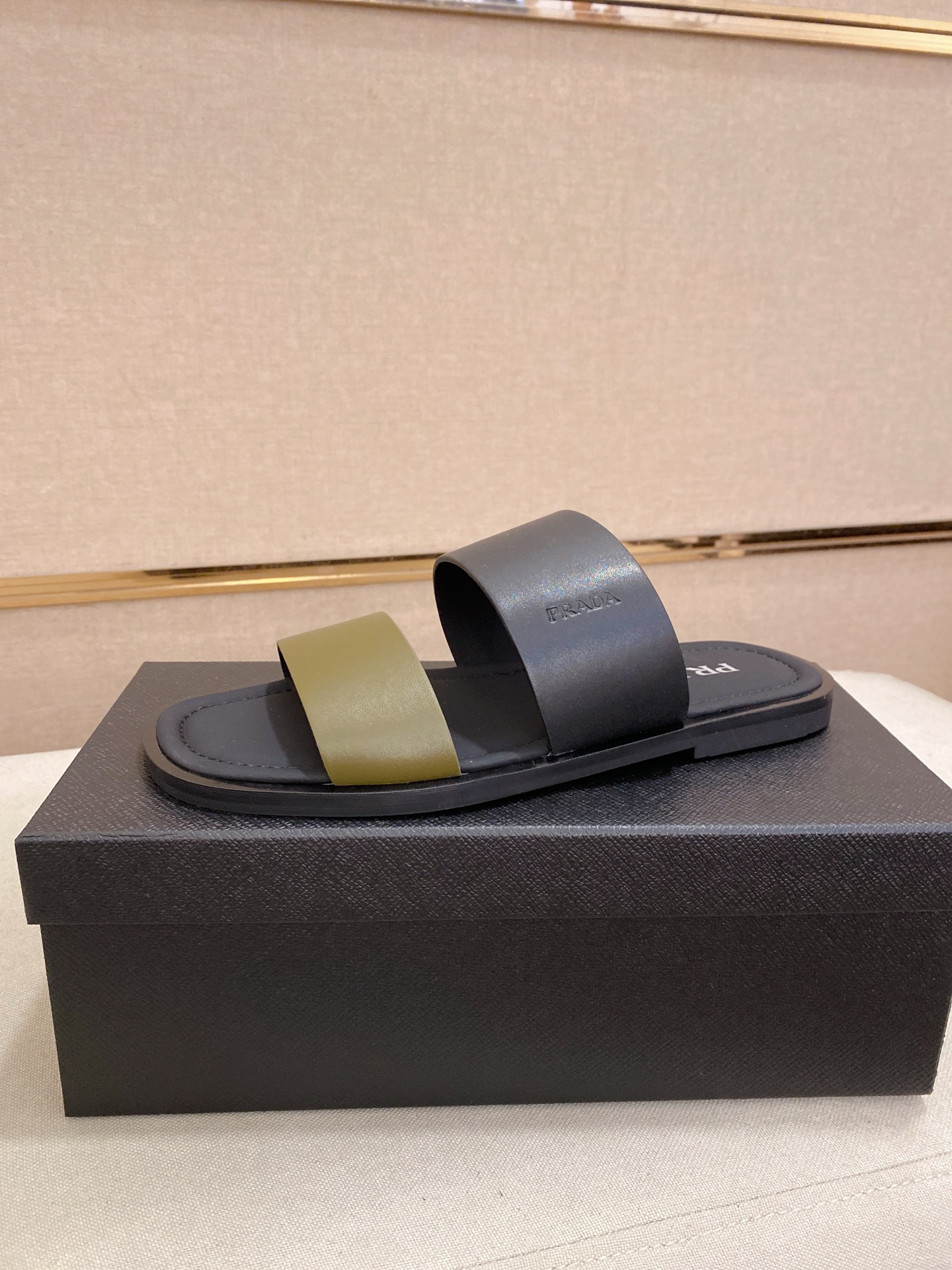 出厂价：220
PRADA 拖鞋，男士春夏拖鞋专柜同步 
鞋面意大利进口牛皮搭，
标志图形高品质工艺，
鞋底：原厂特供原版底，
码数:38-44码