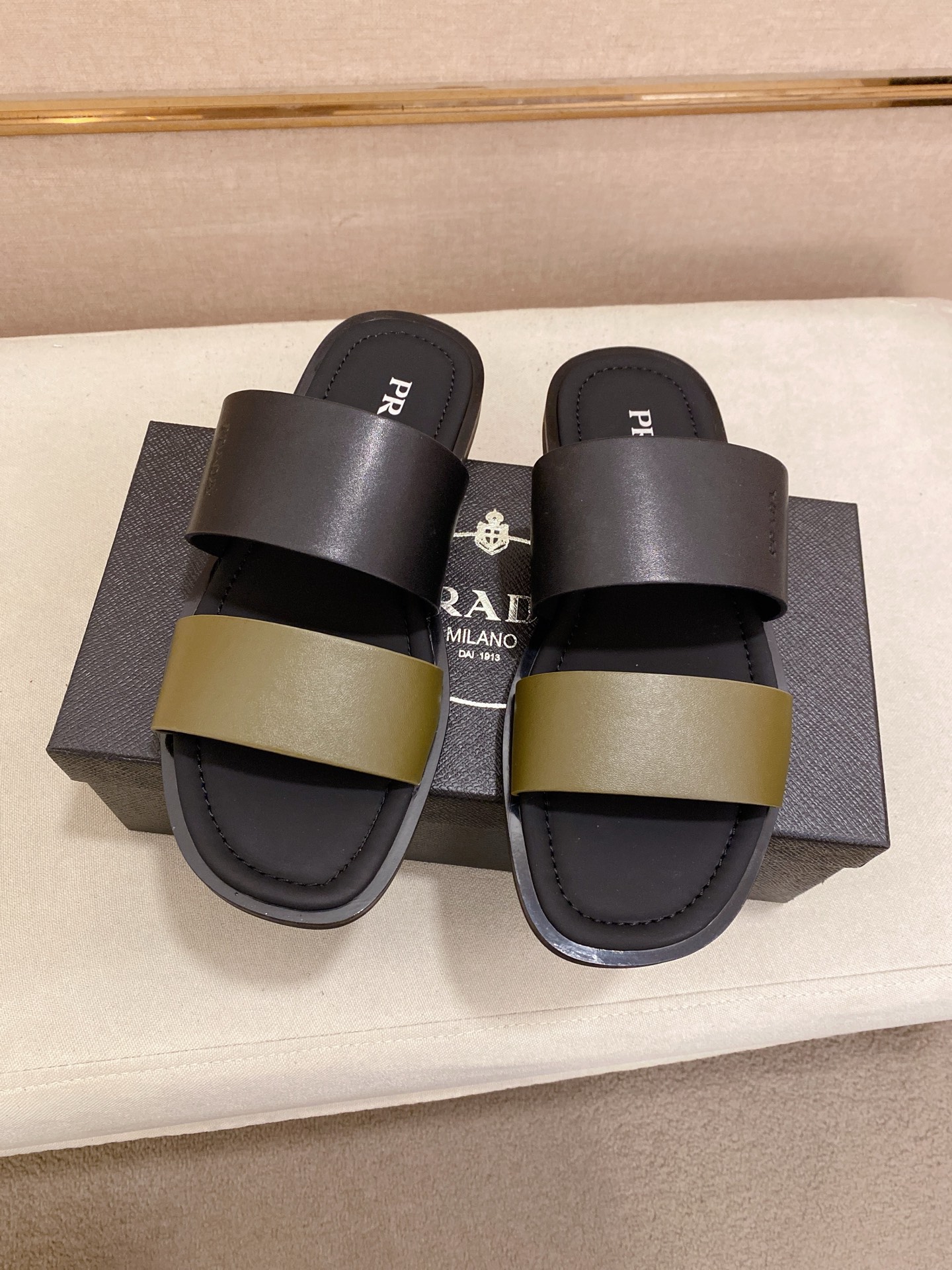 出厂价：220
PRADA 拖鞋，男士春夏拖鞋专柜同步 
鞋面意大利进口牛皮搭，
标志图形高品质工艺，
鞋底：原厂特供原版底，
码数:38-44码