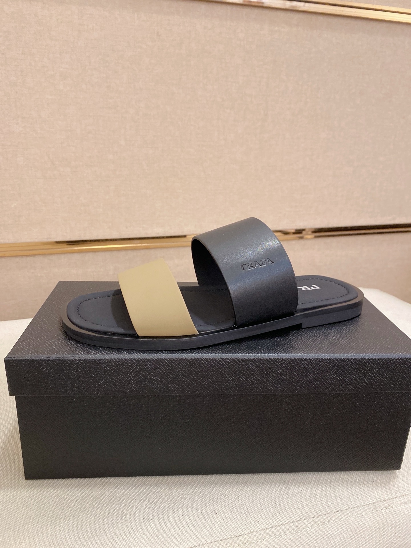 出厂价：220
PRADA 拖鞋，男士春夏拖鞋专柜同步 
鞋面意大利进口牛皮搭，
标志图形高品质工艺，
鞋底：原厂特供原版底，
码数:38-44码