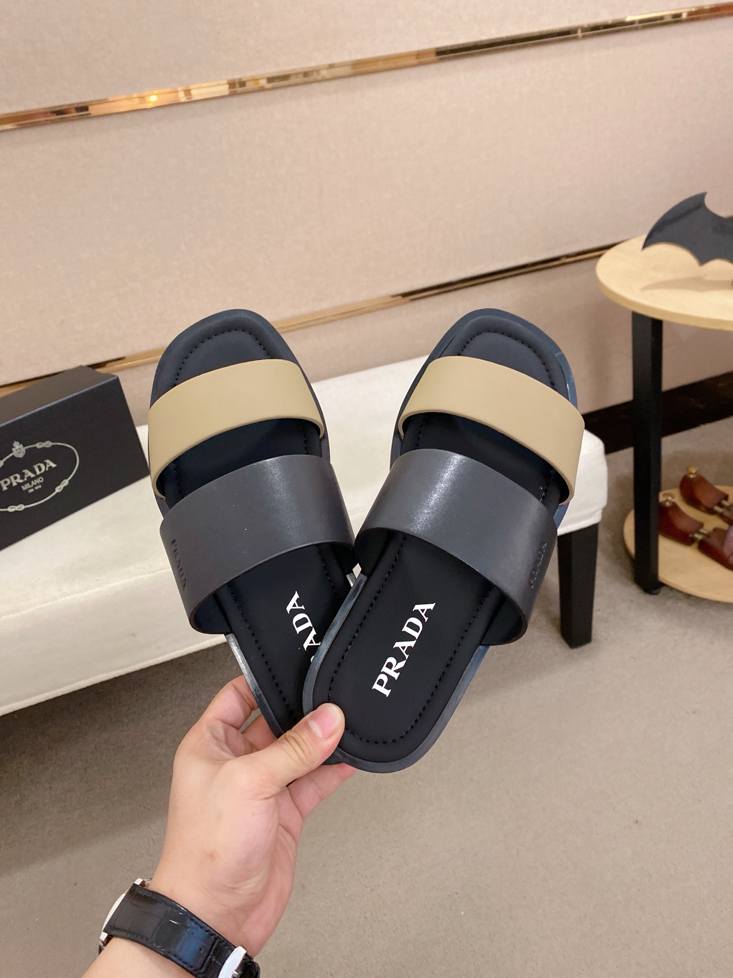 出厂价：220
PRADA 拖鞋，男士春夏拖鞋专柜同步 
鞋面意大利进口牛皮搭，
标志图形高品质工艺，
鞋底：原厂特供原版底，
码数:38-44码