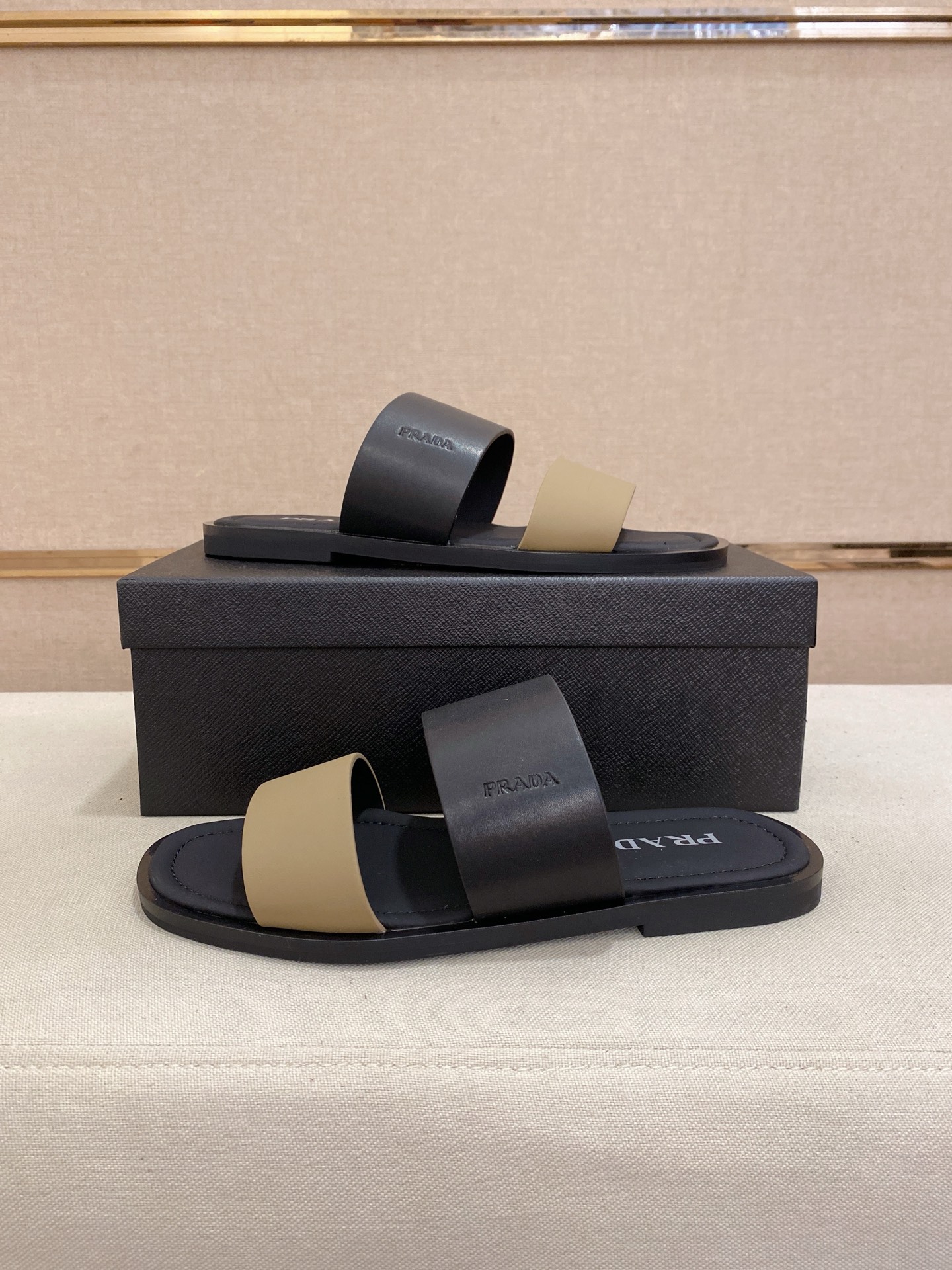 出厂价：220
PRADA 拖鞋，男士春夏拖鞋专柜同步 
鞋面意大利进口牛皮搭，
标志图形高品质工艺，
鞋底：原厂特供原版底，
码数:38-44码