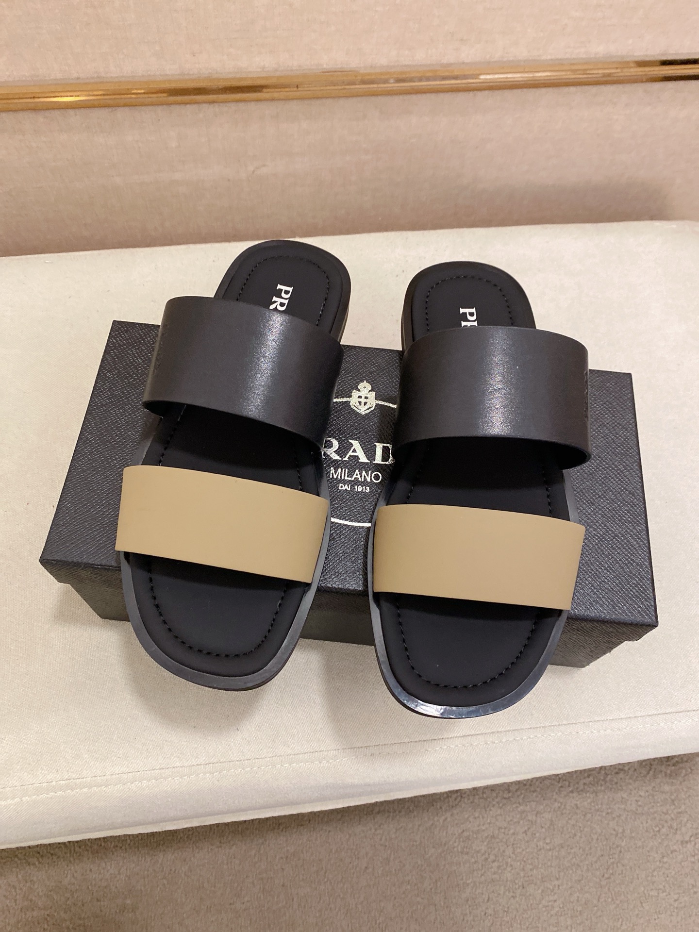 出厂价：220
PRADA 拖鞋，男士春夏拖鞋专柜同步 
鞋面意大利进口牛皮搭，
标志图形高品质工艺，
鞋底：原厂特供原版底，
码数:38-44码