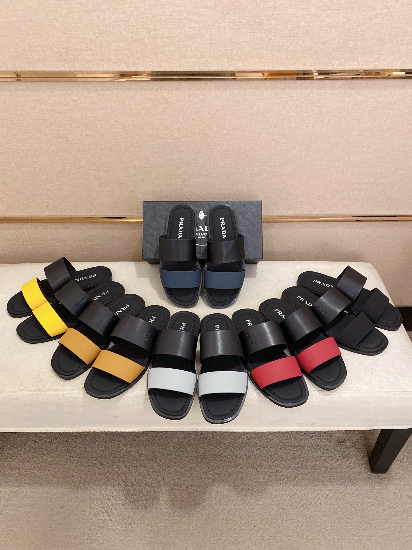 出厂价：220
PRADA 拖鞋，男士春夏拖鞋专柜同步 
鞋面意大利进口牛皮搭，
标志图形高品质工艺，
鞋底：原厂特供原版底，
码数:38-44码