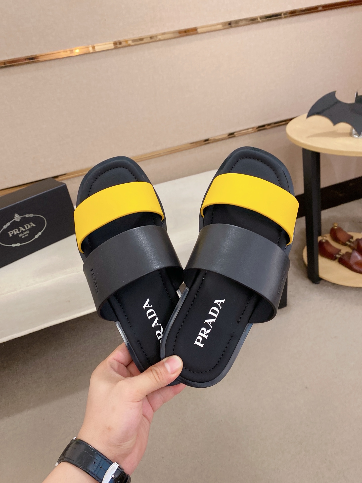 出厂价：220
PRADA 拖鞋，男士春夏拖鞋专柜同步 
鞋面意大利进口牛皮搭，
标志图形高品质工艺，
鞋底：原厂特供原版底，
码数:38-44码