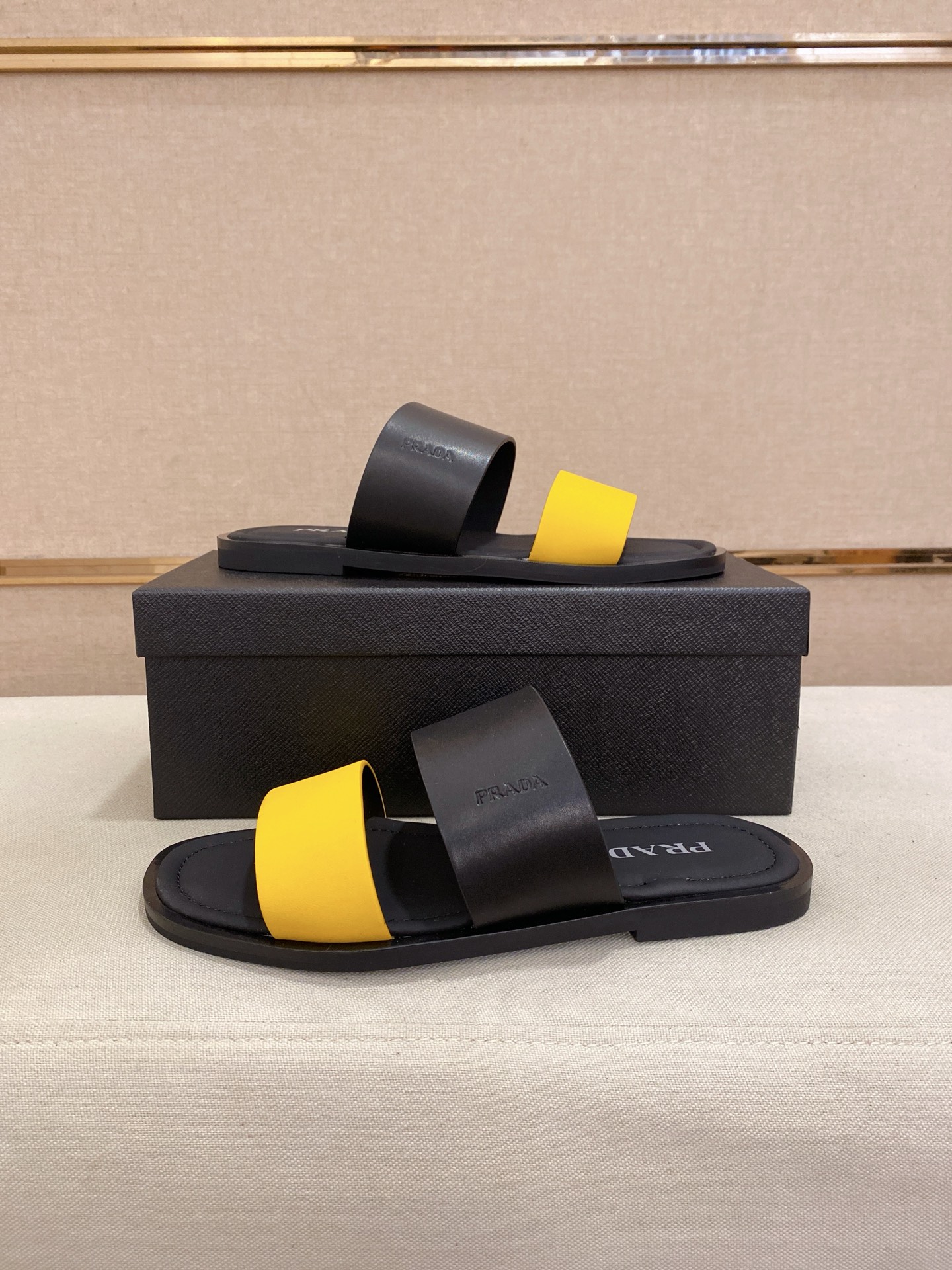 出厂价：220
PRADA 拖鞋，男士春夏拖鞋专柜同步 
鞋面意大利进口牛皮搭，
标志图形高品质工艺，
鞋底：原厂特供原版底，
码数:38-44码