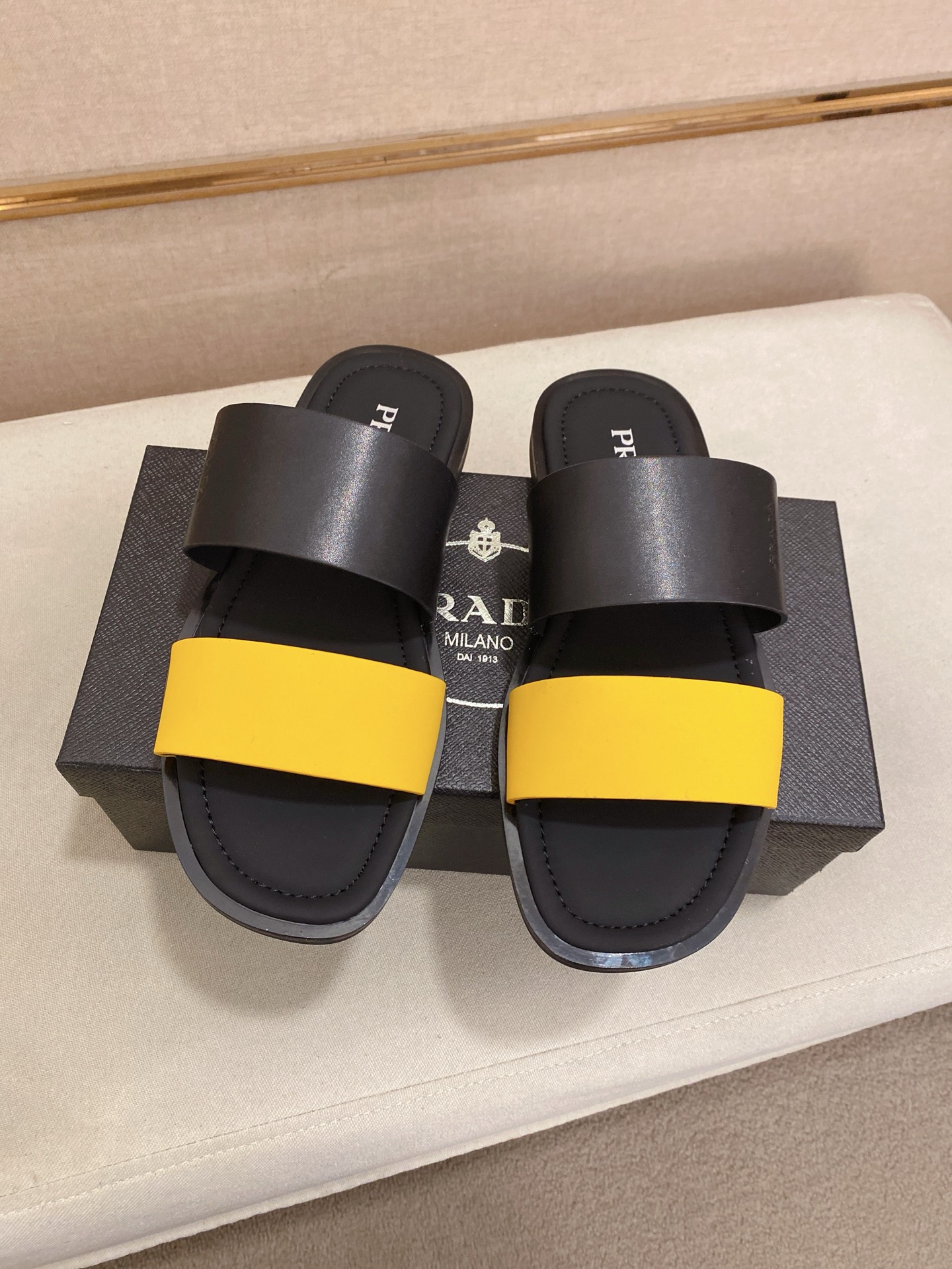 出厂价：220
PRADA 拖鞋，男士春夏拖鞋专柜同步 
鞋面意大利进口牛皮搭，
标志图形高品质工艺，
鞋底：原厂特供原版底，
码数:38-44码