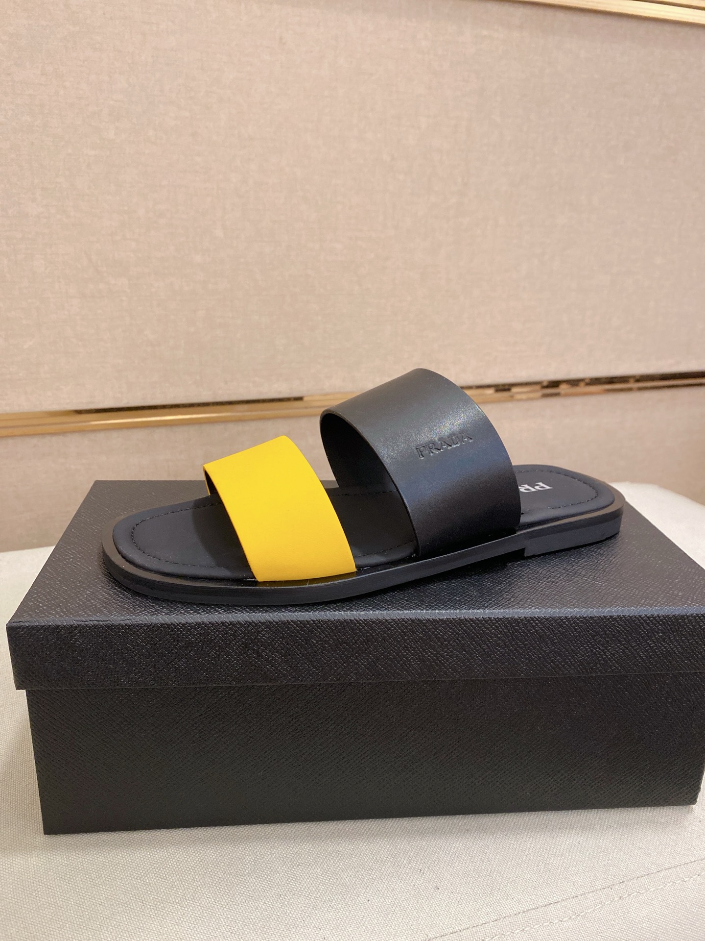 出厂价：220
PRADA 拖鞋，男士春夏拖鞋专柜同步 
鞋面意大利进口牛皮搭，
标志图形高品质工艺，
鞋底：原厂特供原版底，
码数:38-44码