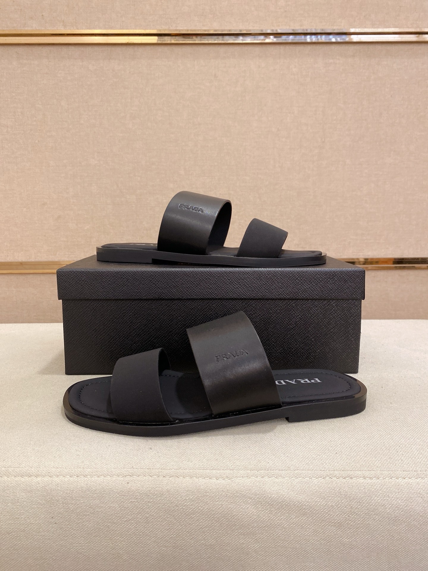 出厂价：220
PRADA 拖鞋，男士春夏拖鞋专柜同步 
鞋面意大利进口牛皮搭，
标志图形高品质工艺，
鞋底：原厂特供原版底，
码数:38-44码
