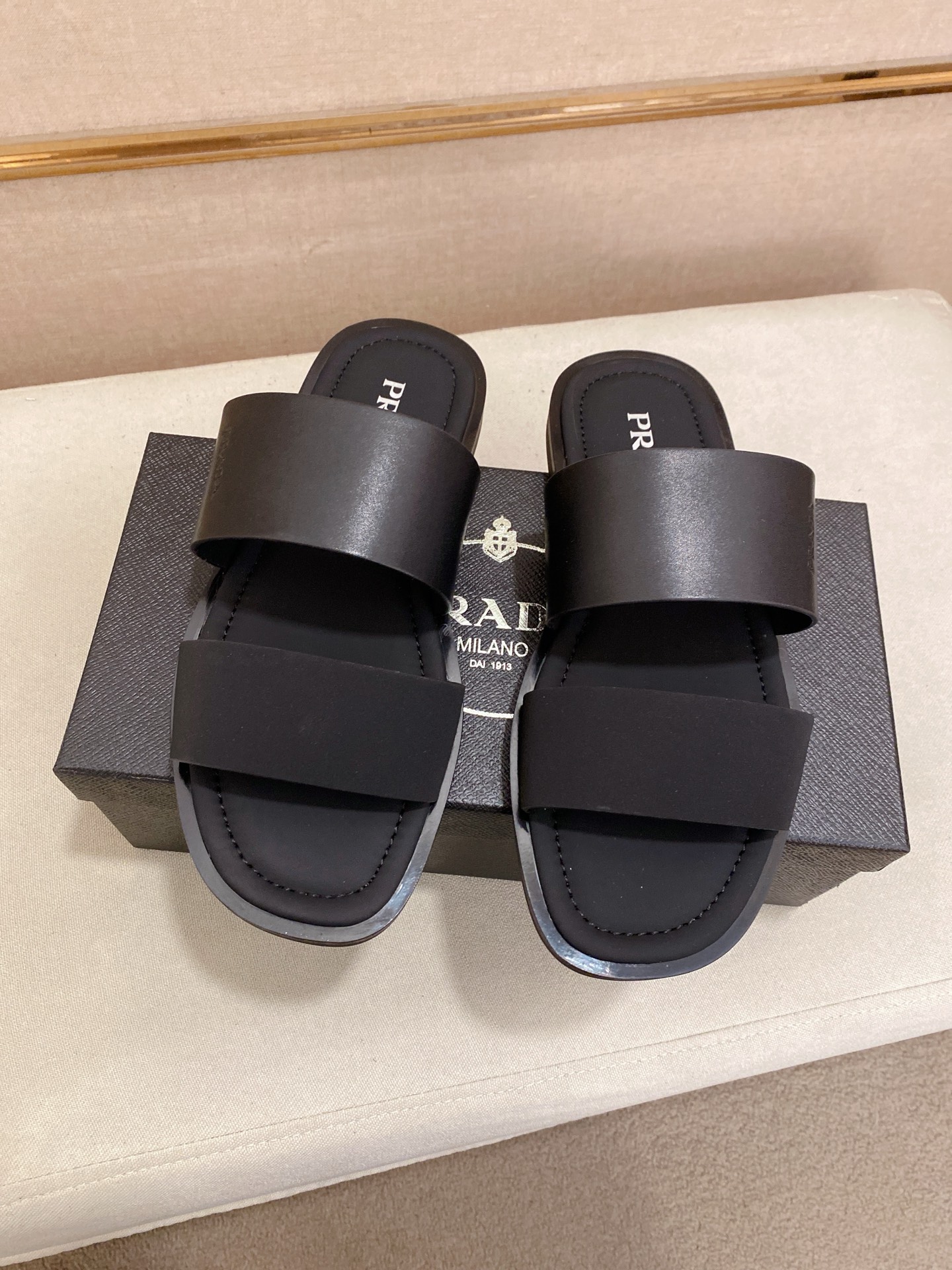 出厂价：220
PRADA 拖鞋，男士春夏拖鞋专柜同步 
鞋面意大利进口牛皮搭，
标志图形高品质工艺，
鞋底：原厂特供原版底，
码数:38-44码