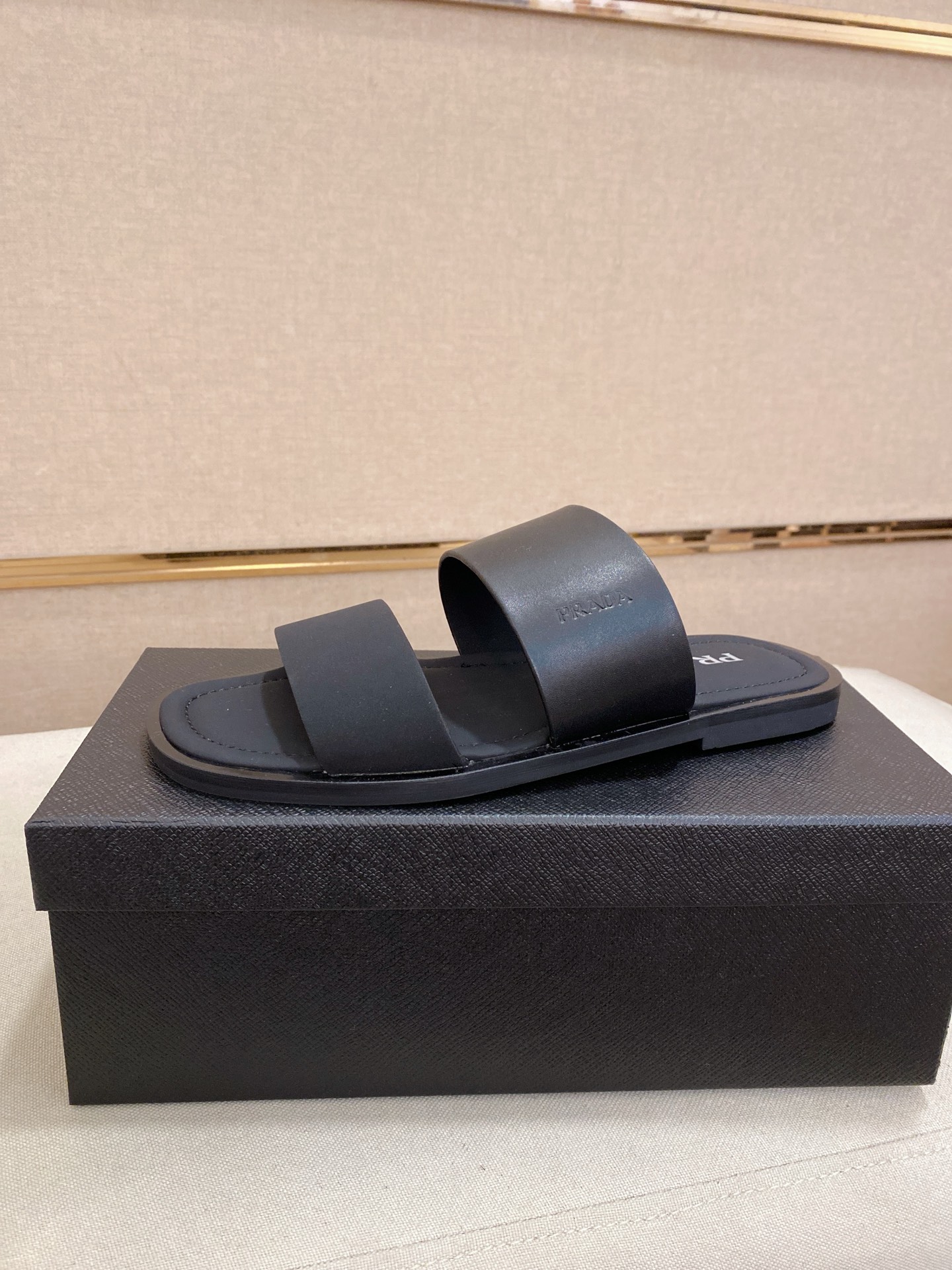 出厂价：220
PRADA 拖鞋，男士春夏拖鞋专柜同步 
鞋面意大利进口牛皮搭，
标志图形高品质工艺，
鞋底：原厂特供原版底，
码数:38-44码